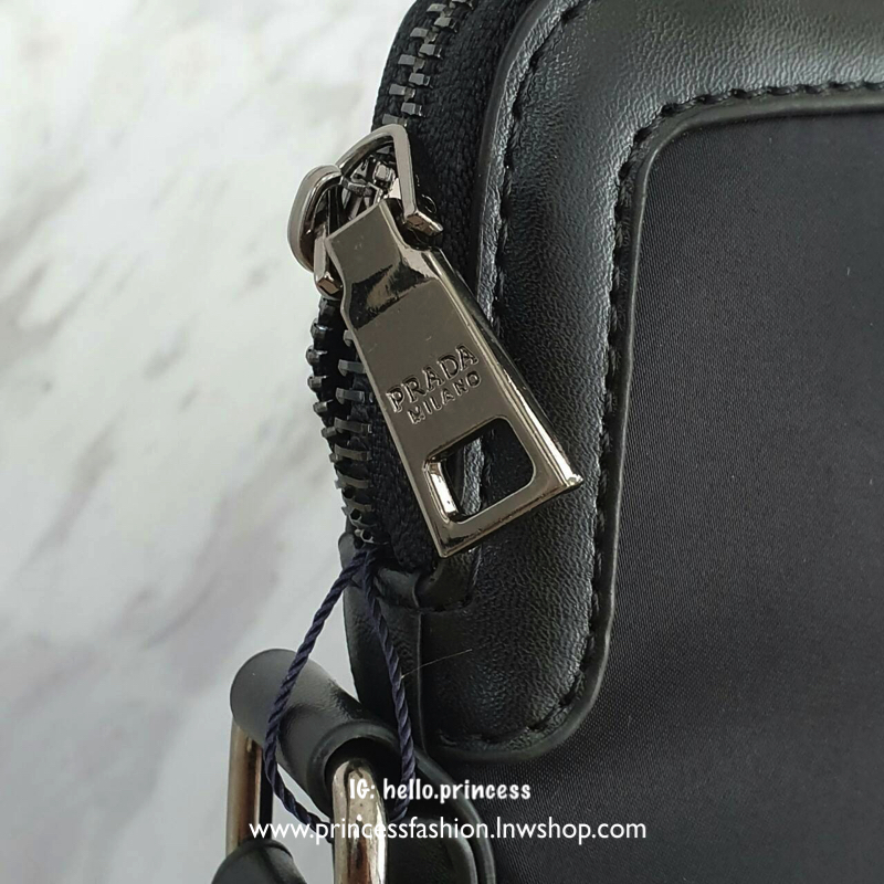 PRADA MASSENGER ทรงยอดฮิตสำหรับท่านชาย สะพายไปทำงานก็ดูดี หรือจะสะพายไปเที่ยวก็หรูไม่แพ้ใครแน่นอนคะ ขนาดกำลังดี สามารถจุของได้เยอะคะ ใส่ Ipad Tablet ได้คะ หรือจะใส่ สมุดหนังสือ ก็เหลือๆ วัสดุทำจากผ้าNylon ผสมหนัง สามารถกันน้ำได้คะ ปากกระเป๋าขอบหนังอยู่ทรง