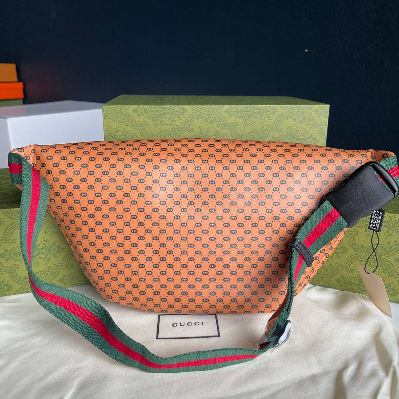 หนังแท้ GUCCI BELT BAG / GG BELT BAG กระเป๋าคาดอก/คาดเอว รุ่น Unisex ใช้ได้ทั้งหญิงชาย ภายในเป็นช่องโล่งกว้าง ใบใหญ่ขนาดมาตรฐานจุของได้เยอะ สายสะพายปรับได้ตามตัว ใบจริงเห็นแล้วหลงรัก คุ้มค่าที่สุด อีกรุ่นหนึ่งที่หลายคนตามหา งานออริสวยมาก ทำจากหนังแท้ สามา