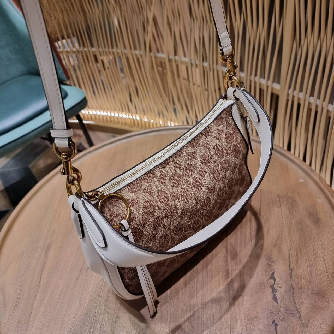 COACH 52577 SUTTON CROSSBODY IN SIGNATURE CANVAS กระเป๋าสะพายไหล่ สวยคลาสสิค สไตล์วินเทจ ใบใหญ่จุใจ วัสดุหนังแคนวาสเคลือบลาย สายคล้องไหล่ในตัว ภายในโล่งกว้าง จุของได้เยอะแน่นๆ มาพร้อมสายสะพาย crossbody ที่จะถอดออก หรือจะสะพายก็เก๋ สวยโดดเด่นแน่นอน พร้อมเส