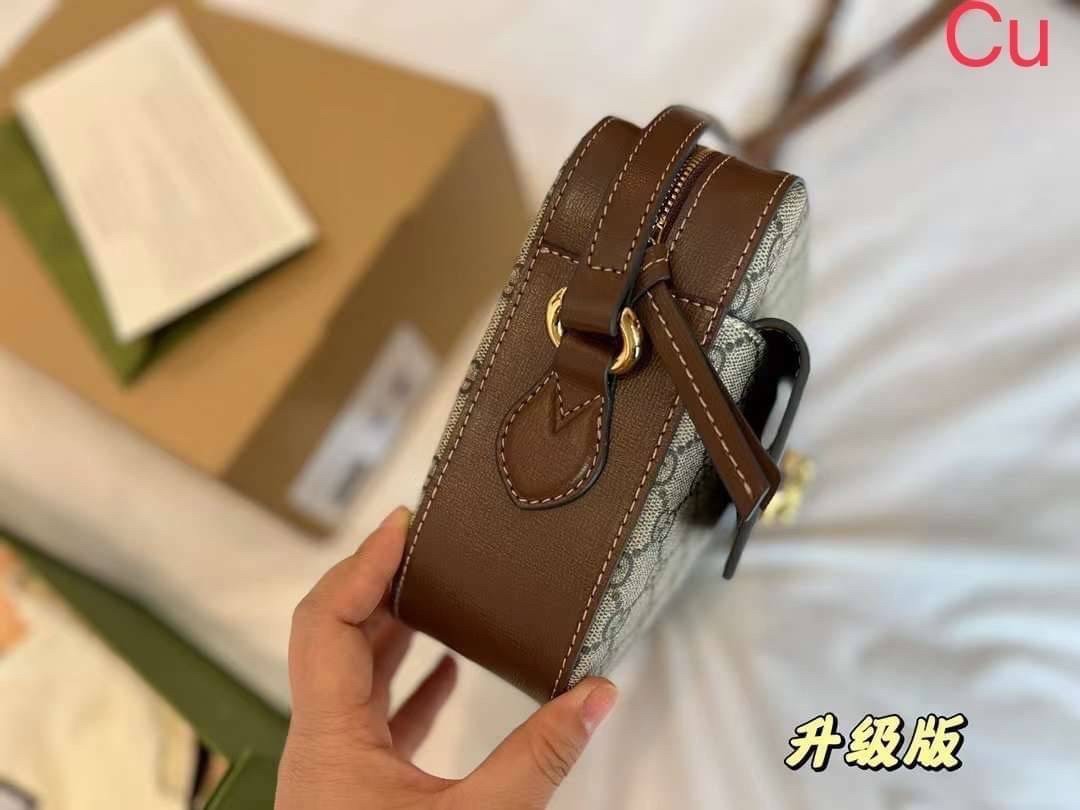 GUCCI horsebit 1955 small shoulder bag กระเป๋าสะพายทรงกล่องคลาสสิกมาพร้อมรายละเอียดที่น่าค้นหา ดูหรูหรา สามารถใช้งานได้หลากหลายโอกาส เป็นเพื่อนคู่ใจในวันสบายๆ หรือออกงานเป็นทางการ ไม่ควรพลาดเลยค่ะ