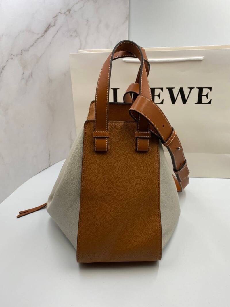 VIP GIFT 】หนังแท้ Loewe Small Hammock bag in pebble grain calfskin A multifunctional bag with supple side panels that release to change its shape. Looped straps allow the bag to be worn in multiple ways. This small version is in pebble grain calfskin.