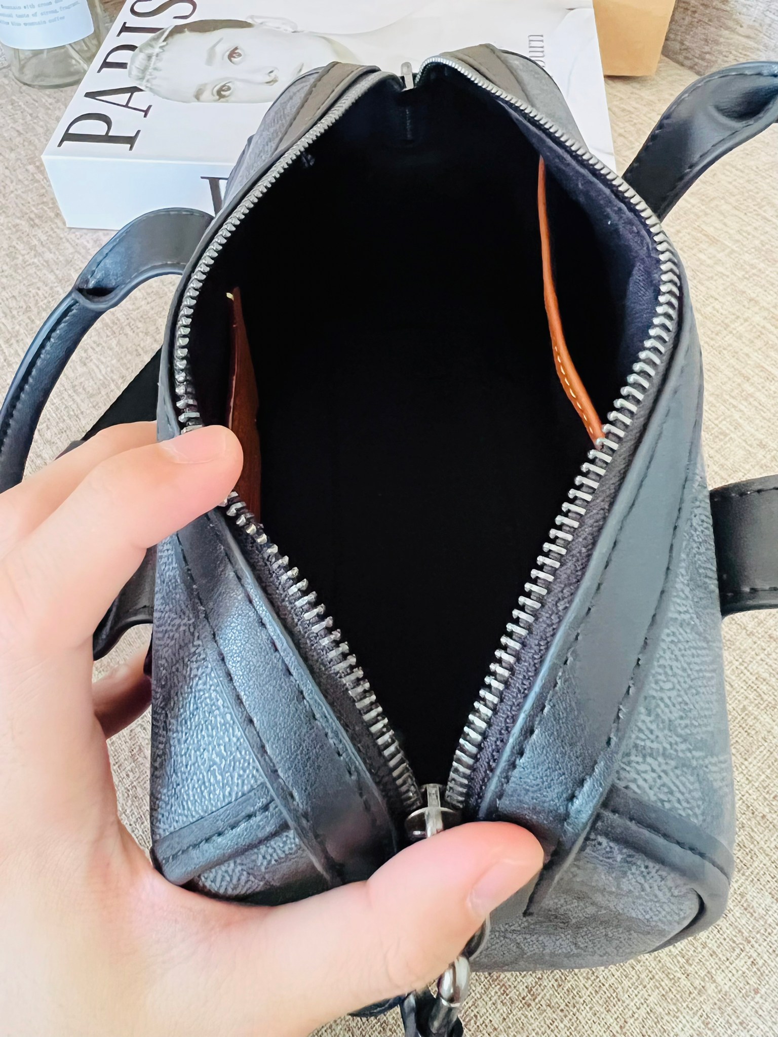 COACH GOTHAM DUFFLE 24 IN SIGNATURE CANVAS CA186 กระเป๋าทรงหมอนรุ่นใหม่สุด 2022 รุ่นนี้สามารถใช้ได้ทั้งชายหญิง หนังแท้อย่างดี นิ่มทรงสวย มากๆค่ะ เปิด-ปิดกระเป๋าแบบซิปคู่ด้านบนมีกระดุมรวบหูหิ้วให้ด้วยนะคะ ภายในกระเป๋าสามารถใส่สัมภาระที่จำเป็นในชีวิตประจำวั