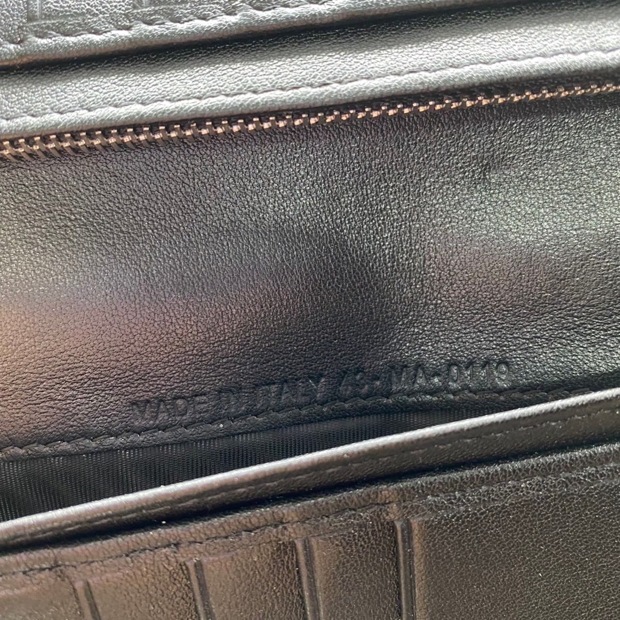 หนังแท้ DIOR LONG WALLET MONOGRAM / DIOR WALLET กระเป๋าสตางค์ใบยาว เอกลักษณ์ของความหรู วัสดุหนังแท้และผ้า Jacquard อย่างดีสวยงามที่สุด ผสมผสานความสง่างามและคลาสสิกที่เข้ากับยุคสมัย ด้านหน้าโดดเด่นด้วยซิกเนเจอร์แบรนด์ เป็นอีกหนึ่งรุ่นที่ดาราเชเลปใช้กันเยอะ