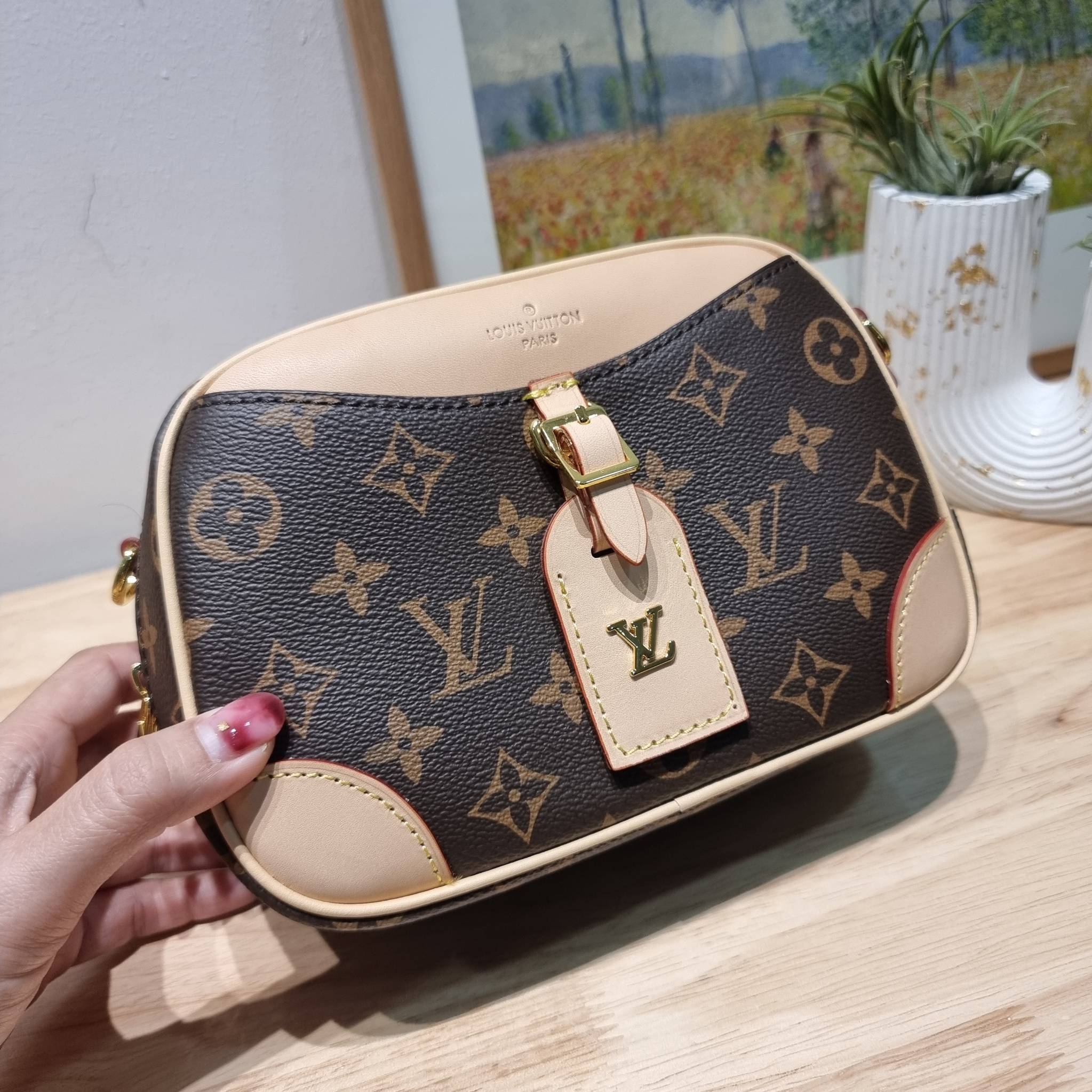 LV Deauville Mini Monogram Canvas bag เดอะเบสท์เซลเลอร์ ที่ใครก็ตามหา กับกระเป๋าสะพายทรงกล่อง ไซส์เล็กกะทัดรัด พกพาสะดวก รูปทรงสวยหรู วัสดุหนังแคนวาสสลับหนัง