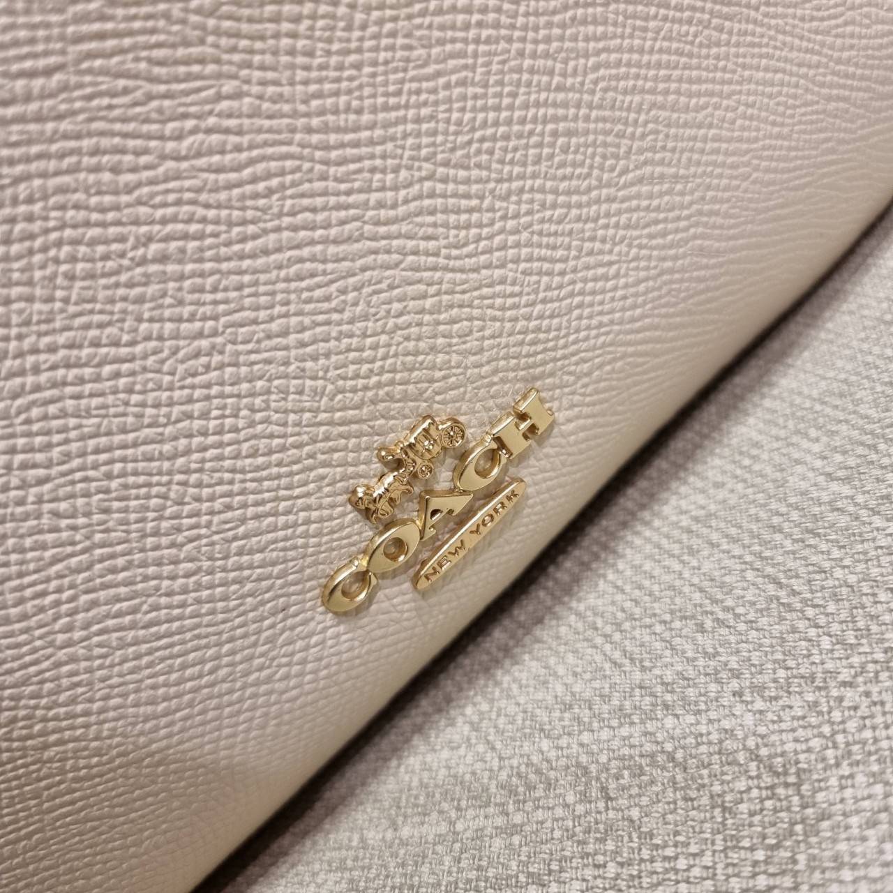 COACH 1589 SERENA SATCHEL กระเป๋าสะพายคอลเลคชั่นยอดฮิต ดีไซน์ลุคผู้ดี ต้องยกให้น้องใบนี้เลย!! จัดสีคุณหนูมาให้ สวยตาแตก!! วัสดุหนัง crossgrain ทนทาน เปิด-ปิดด้วยซิป 2 ช่องหลัก ภายในเป็นช่องโล่ง เก็บของได้แบบสบายๆ ใส่มือถือได้ทุกรุ่น สามารถหยิบไปแมทช์ได้ง่