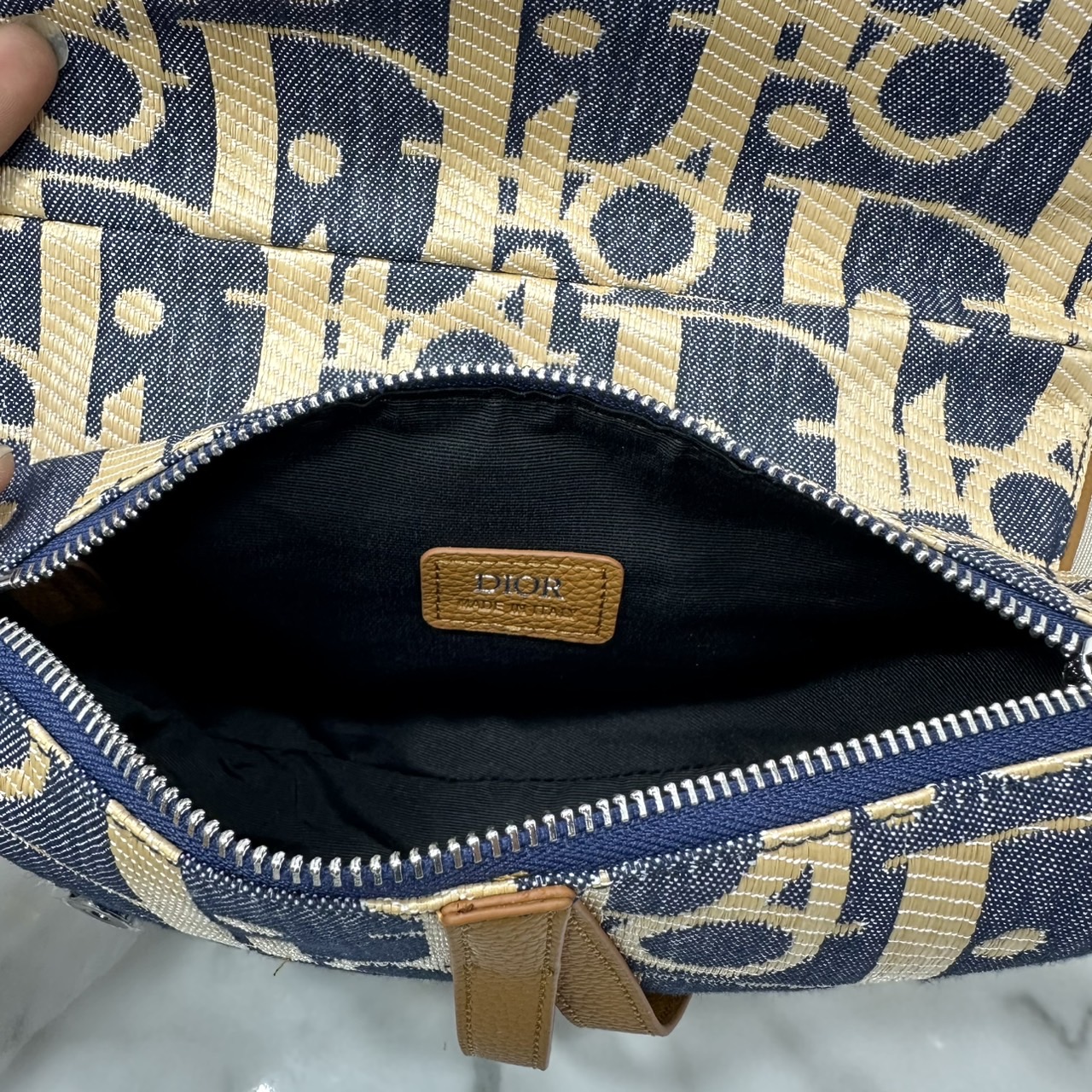 ORI หนังแท้ | DIOR Saddle Bag Blue and Beige Raffia-Effect Denim with Brown Grained Leather กระเป๋าสะพายคาดอก สัญลักษณ์สุดคลาสสิก ผ้าเดนิมลายแจ็คการ์ด Oblique พิมพ์ลายราฟเฟีย นำเสนอรูปแบบใหม่ให้กับไอคอนประจำแบรนด์