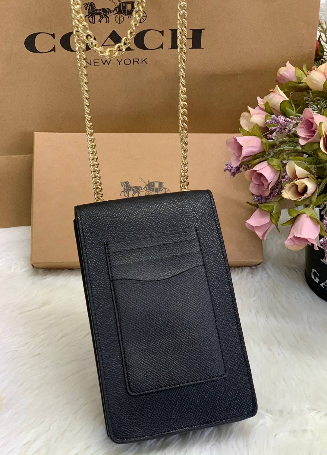 COACH PHONE CASE CROSSBODY BAG ((73486//76988//76357//39955//91046)) COACH NORTH/SOUTH CROSSBODY IN SIGNATURE CANVAS กระเป๋าใส่โทรศัพท์รุ่นนี้ มีความโดดเด่นทั้งดีไซน์และคุณสมบัติในการใช้งาน ด้วยลวดลายที่มีซิกเนเจอร์เป็นเอกลักษณ์แล้ว ด้านหลังยังมีช่องใส่กา