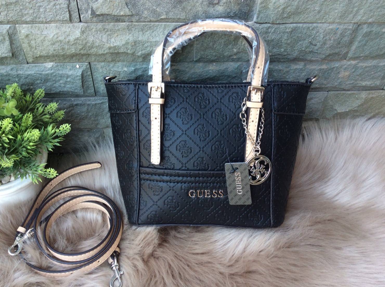 GUESS DELANEY CROSS BODY BAG กระเป๋าถือหรือสะพายรุ่นที่ฮิตและขายดีที่สุดจาก GUESS FACTORY คอลเลคชั่นใหม่วัสดุหนังเรียบปั้มลาย GUESS Signature รอบใบสวยหรูอยู่ทรง ขนาดกำลังดี น้ำหนักเบา ด้านหน้าประดับโลโก้พร้อมพวงกุญแจโลโก้แบรนด์ห้อยที่หูหิ้วถอดเเยกใช้ได้ เ