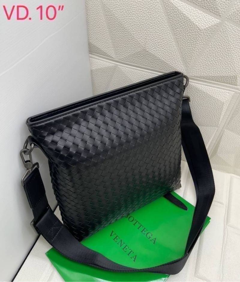 BOTTEGA VENETA Messenger Bag กระเป๋าสะพายทรงแมสเซนเจอร์ ดีไซส์สานเป็นเอกลักษณ์ของแบรนด์ รุ่นตามหาที่หนุ่มๆ ควรมี ดีไซส์เรียบหรู คลาสสิก ใช้งานง่าย everyday look จะซื้อใช้เองหรือเป็นของฝากก็เหมาะมากๆ ค่ะ