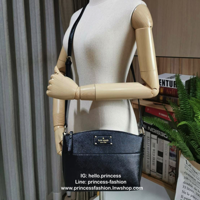 Kate Spade New York Cross Body Bag กระเป๋าสะพายรุ่นยอดนิยมจาก Kate Spade Factory วัสดุหนัง Saffiano สวยหรูอยู่ทรง ด้านหน้ามีโลโก้แบรนด์และช่องใส่ของ เปิดปิดด้วยซิปสะดวกใช้ ภายในมีช่องซิปและช่องใส่ของ รุ่นนี้สามารถใส่กระเป๋าสตางค์ใบยาว มือถือ ของจุกจิกได้เ