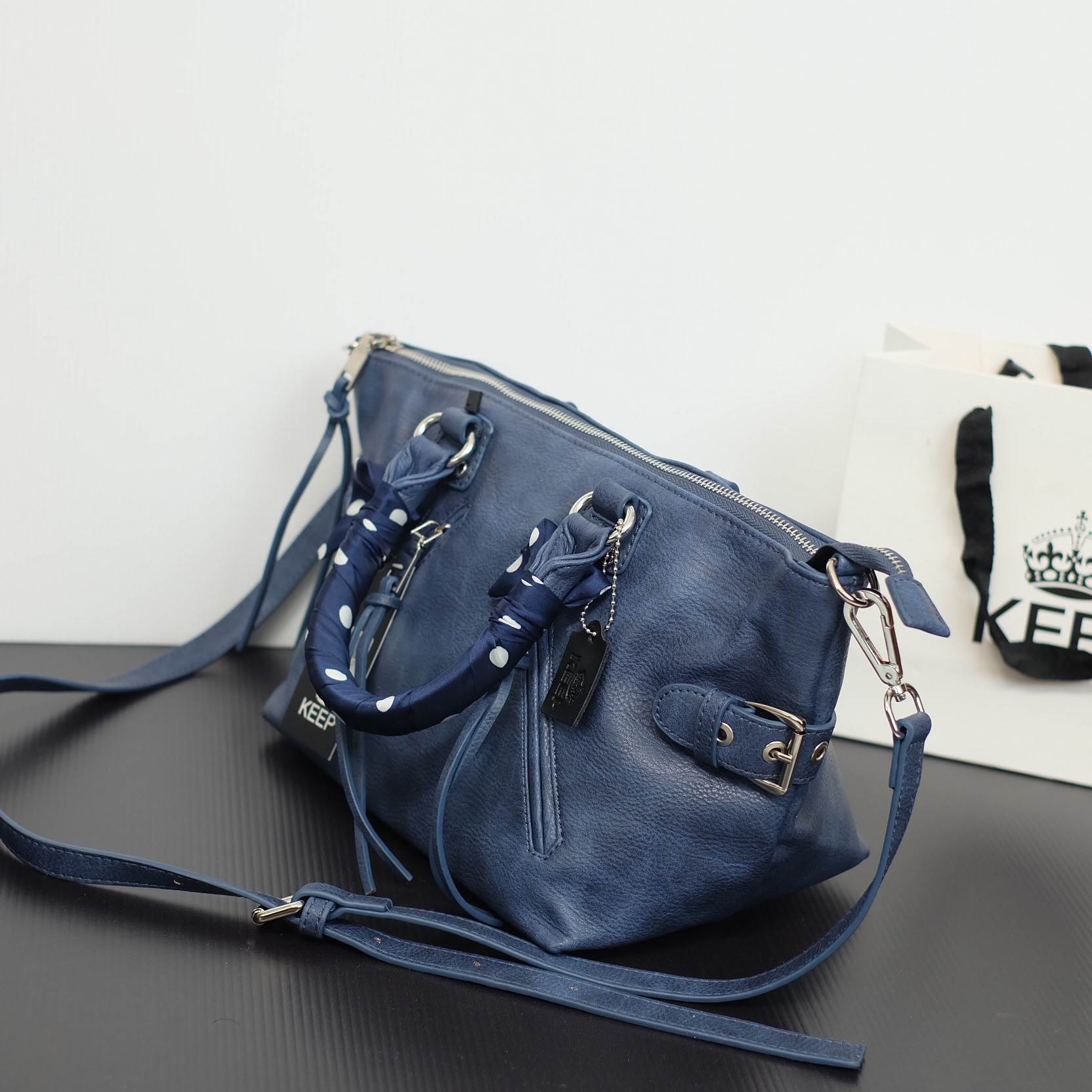 New arrival! KEEP ทรง longchamp รุ่น Duo sister with strap มีดีเทลสายรัดด้านจ้างคะ ตัวกระเป๋าหนังแกะสังเคราะห์ ลายหนังสวยมากๆคะ นิ่ม สุดๆ