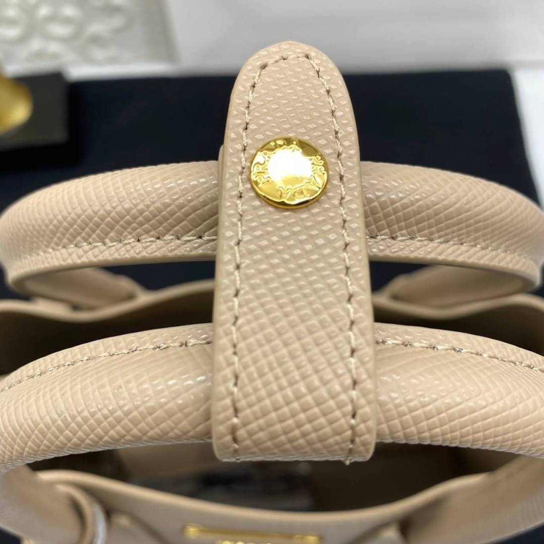 25cm Prada Small Saffiano Leather Double Bag / Prada Double Bag กระเป๋าสะพายพราด้า อีกหนึ่งรุ่นฮิต ให้พื้นที่จุของกว้างขวาง เป็น Tote Bag ใช้งานง่าย ได้ทุกที่ ทุกโอกาส ด้วยขนาดของกระเป๋าที่สามารถจุของได้หลากหลาย เป็นอีกรุ่นที่เหมาะสมสำหรับการเป็น Everyday