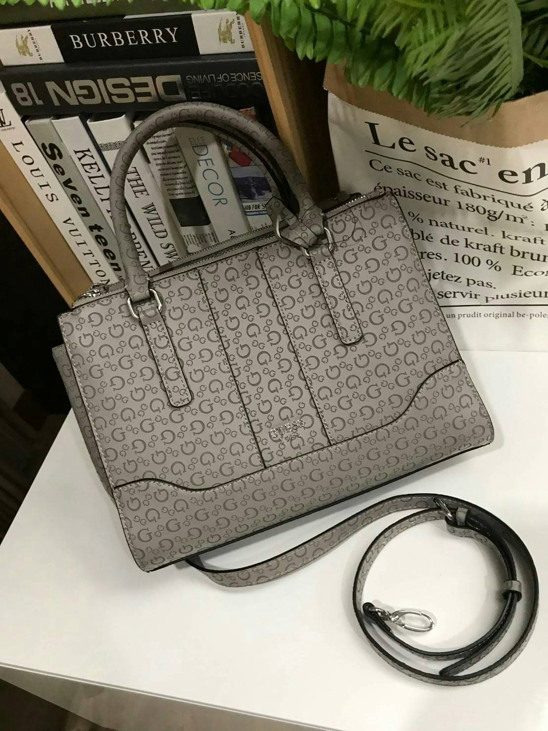 GUESS WOMAN SINGNATURE HANDBAG 2019 กระเป๋าสะพายรุ่นใหม่ล่าสุดจาก GUESS FACTORY หนังสวยอยู่ทรงปั้มลาย Singnature รอบใบ ด้านหน้าประดับโลโก้แบรนด์ ภายในมีโลโก้ ซับในลายแบรนด์ มีช่องแบ่งหลายช่องทั้งช่องซิปและช่องเล็ก ใส่ของแยกเป็นสัดส่วนสะดวกใช้ ขนาดกำลังดีส