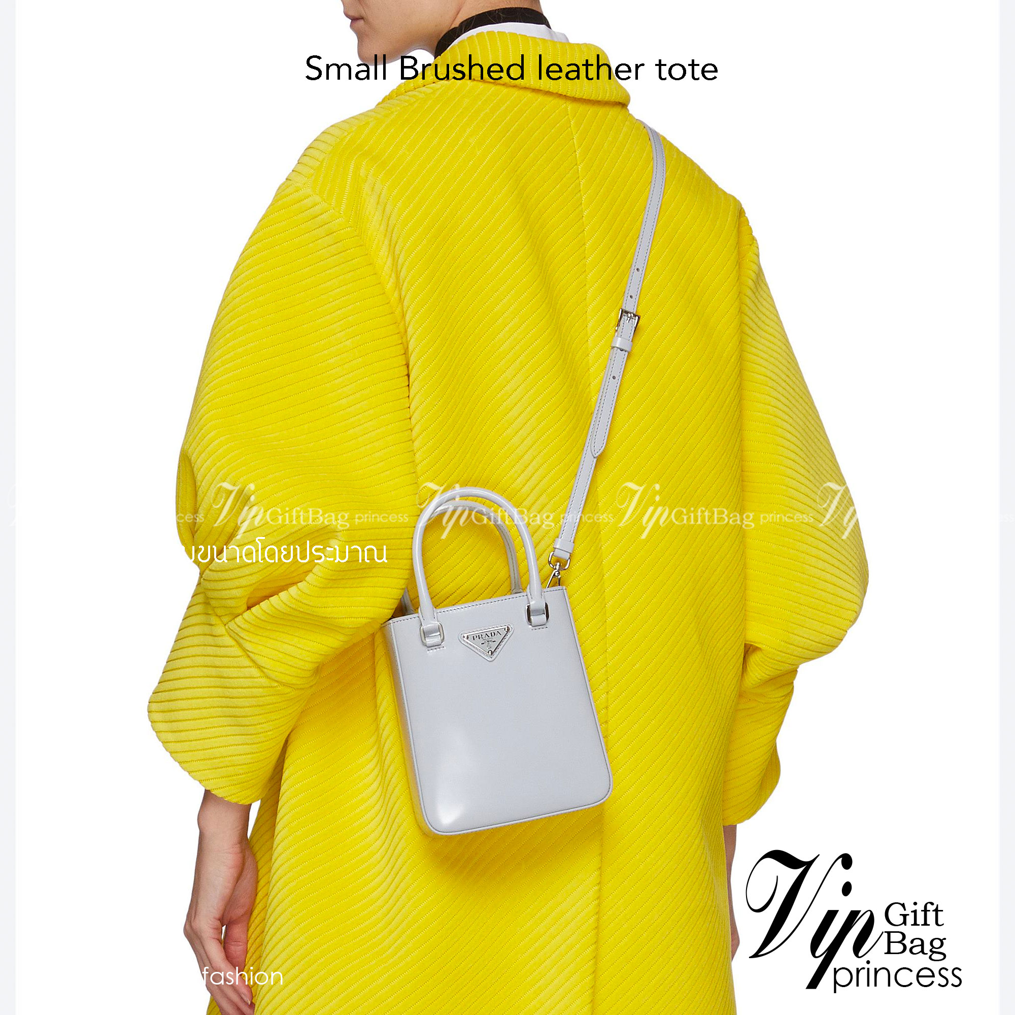 PRADA Small brushed leather tote กระเป๋าTote ขนาดเล็กที่มีดีไซน์ทรงเหลี่ยมโฉบเฉี่ยว วัสดุจากหนังเงาซึ่งเป็นวัสดุที่โดดเด่นของแบรนด์มาตั้งแต่ยุค 90'