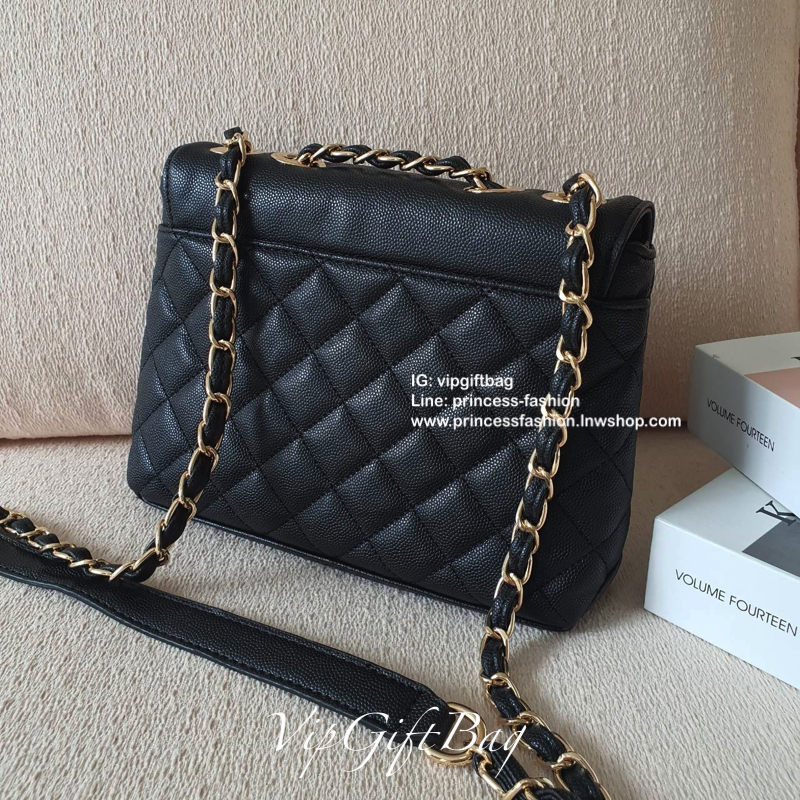 CHANEL VIP GIFT SHOULDER BAG รุ่น LIMITED จากงาน VIP GIFT(GWP) ของแท้100% วัสดุหนังคาเวียร์เต็มใบ ด้านหน้าประดับโลโก้ทองสุดหรู เปิดปิดด้วยหมุดหมุน CC ด้านในมีซิปอีกชั้น อะไหล่ทองทั้งใบ ในใส่ของได้เยอะ มาพร้อมสายสะพายสายโซ่สลับหนังมีที่รองบ่าถนอมไหล่(ถอดไม