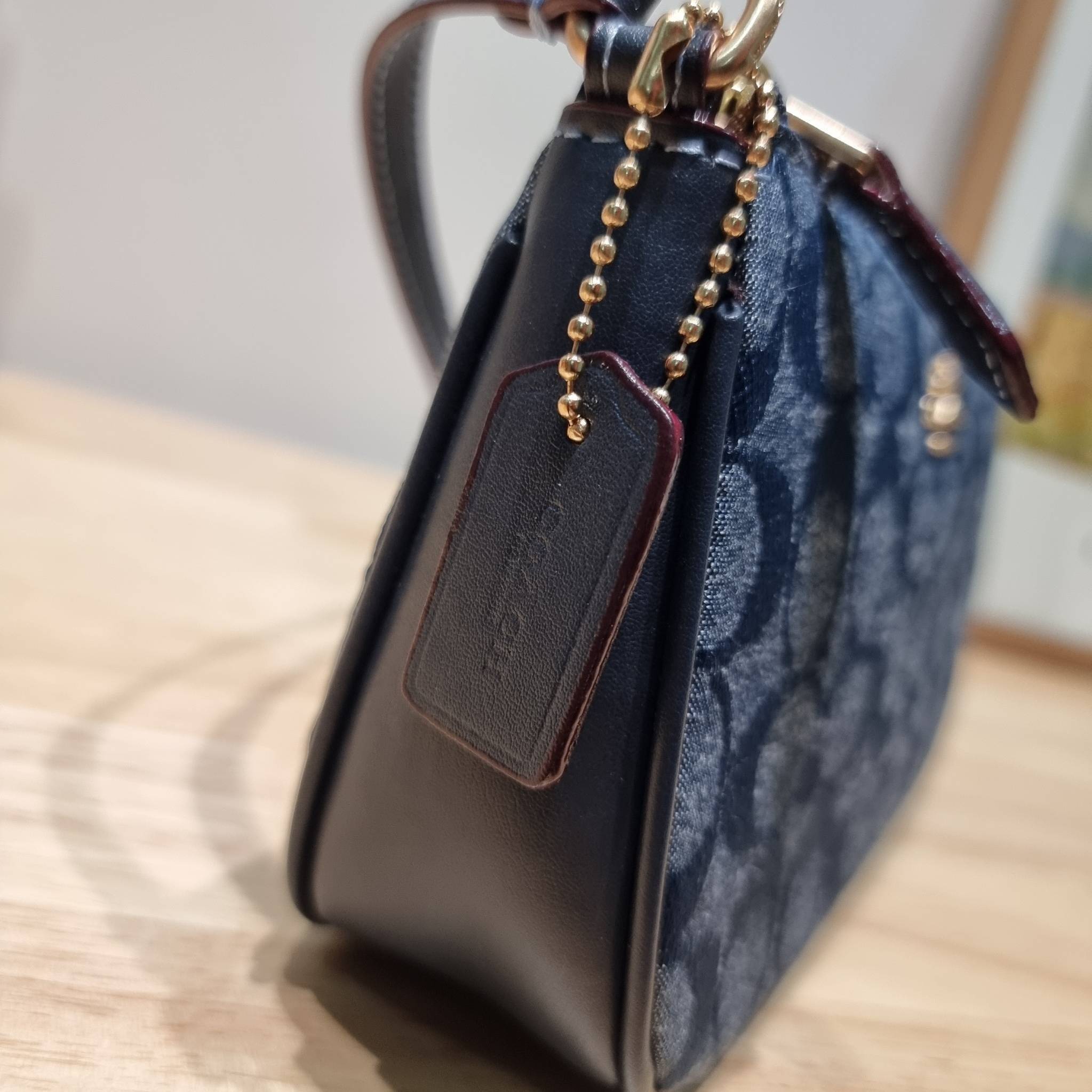 COACH Nolita 15 In Signature Chambray C8665 พร้อมส่ง คอลเลคชั่นใหม่ น่ารักน่าใช้ ในสไตล์คลาสสิค กระเป๋าทรงพอชขนาดมินิ สาวๆเห็นใบจริง ยังไงก็ต้องหลงรักไอเท็มนี้แน่นอนจ้า