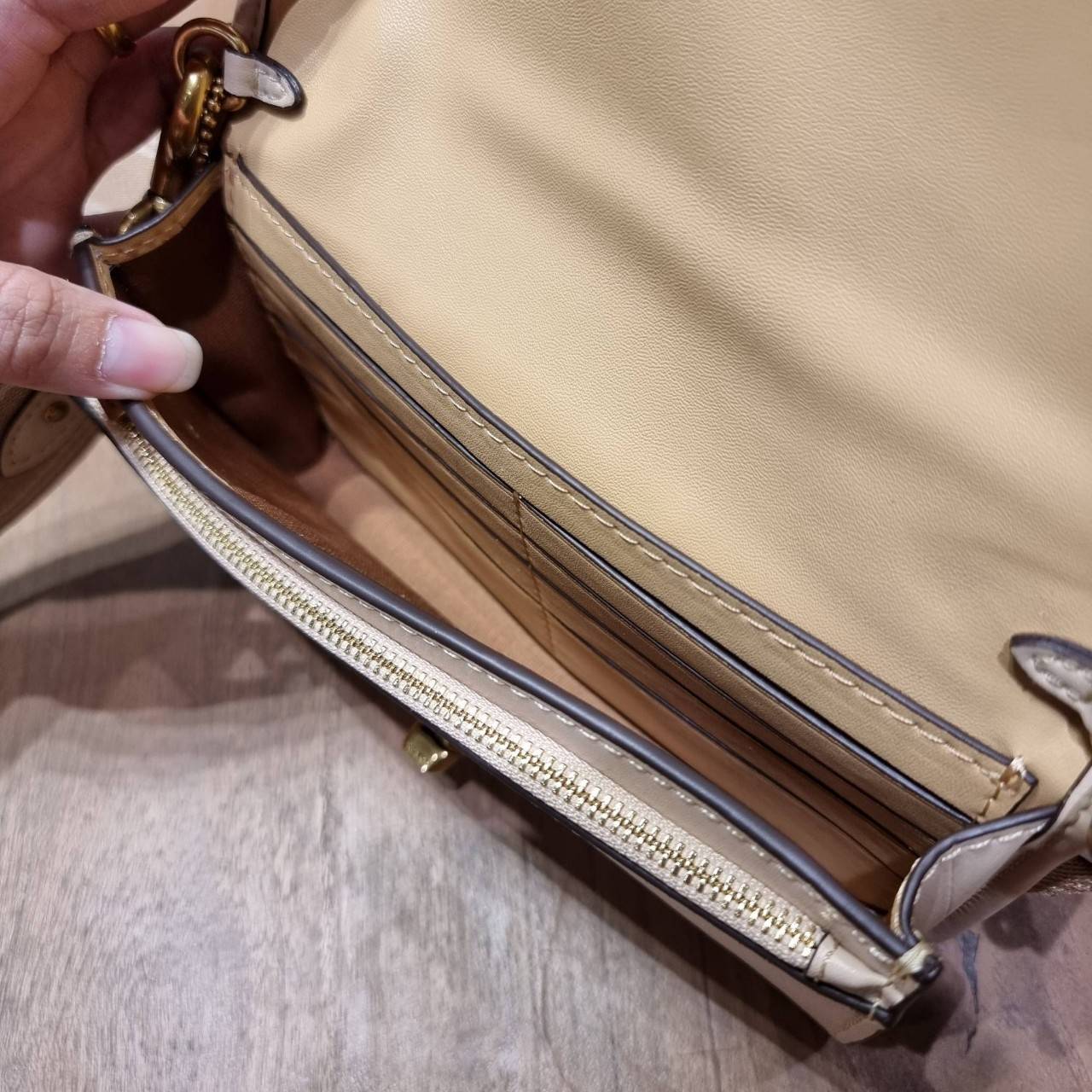 COACH C3824 FOLDOVER CROSSBODY CLUTCH IN SIGNATURE JACQUARD คลัทช์เก๋ๆที่สาวๆตามหา 2IN1 ไปอีกหนึ่ง!! กระเป๋าสะพายทรงคลัชท์ ใช้งานได้ถึง 2 แบบ จะพกเดี่ยวๆแทนกระเป๋าสตางค์ หรือคล้องสายสะพายข้าง สะพายชิคๆคูลๆ ก็ได้อีก มันดีงามมากทุกสี เพราะความละมุนของผ้า ja