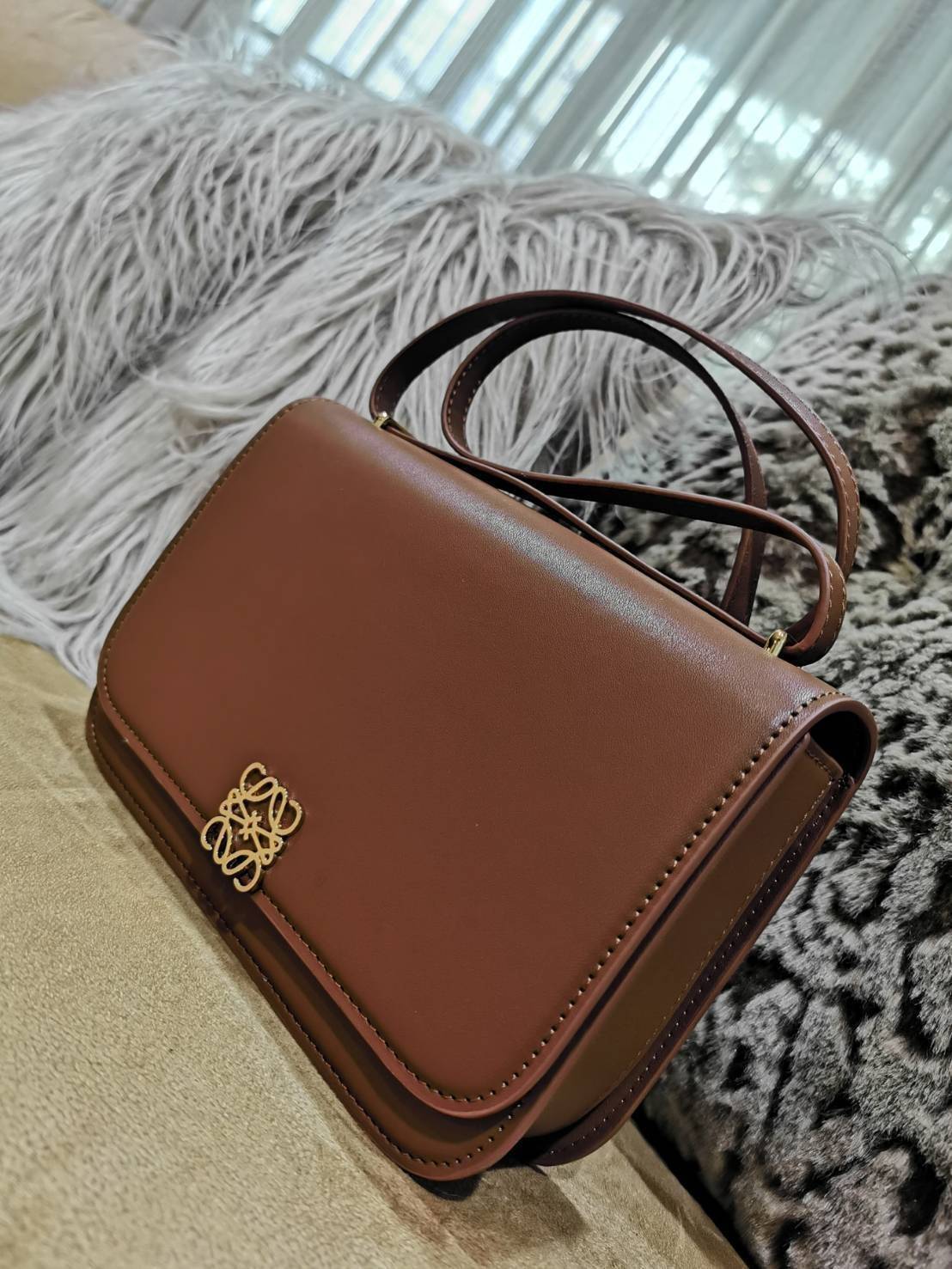 LOEWE CROSSBODYBAG VIP GIFT WITH PURCHASE (GWP) กระเป๋าสะพายพรีเมี่ยมกิ๊ฟ Limited Edition จากน้ำหอม LOEWE DUTY FREE วัสดุหนังแท้ Calf Leather หนังเรียบสวยอยู่ทรงดีไซน์สุดคลาสสิค เปิดปิดด้วยฝาปิดโลโก้แบรนด์อะไหล่ทองหรู ภายในมีช่องแบ่งหลายช่องแยกเป็นสัดส่วน