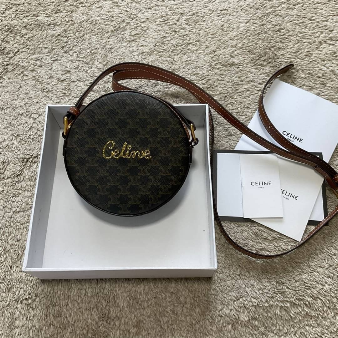 CELINE ROUND PURSE ON STRAP IN TRIOMPHE CANVAS / พร้อมส่งที่ไทยกับ CELINE CROSSBODY BAG กระเป๋าทรงครอสบอดี้ ใบกลมเล็กน่ารัก วัสดุหนังทั้งใบ ตกแต่งด้วยโลโก้แบรนด์ปักเลื่อมด้านหน้า