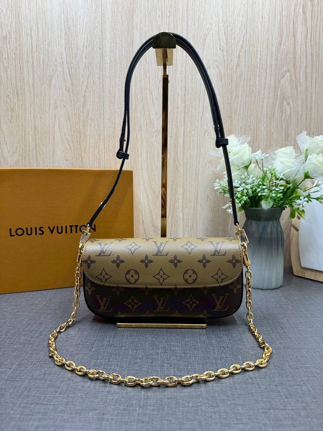 ORI หนังแท้ | LV Ivy chain wallet Bag กระเป๋าสะพายใบเล็ก ดีไซน์กระเป๋าสตางค์โซ่ โดดเด่นด้วยลาย Monogram Reverse Canvas เอกลักษณ์ของ Maison มอบลุคใหม่สดใส