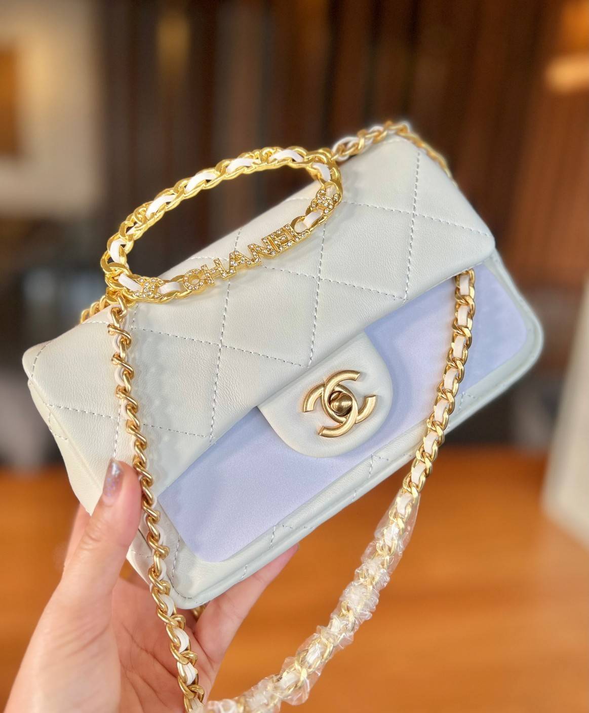 Chanel Small Flap Bag with Top Handle 8" /CHANEL CHAIN SHOULDER BAG กระเป๋าสะพายได้และหิ้วได้ หนังสวย เรียบ สัมผัสนุ่มมือ น่าใช้มากๆ
