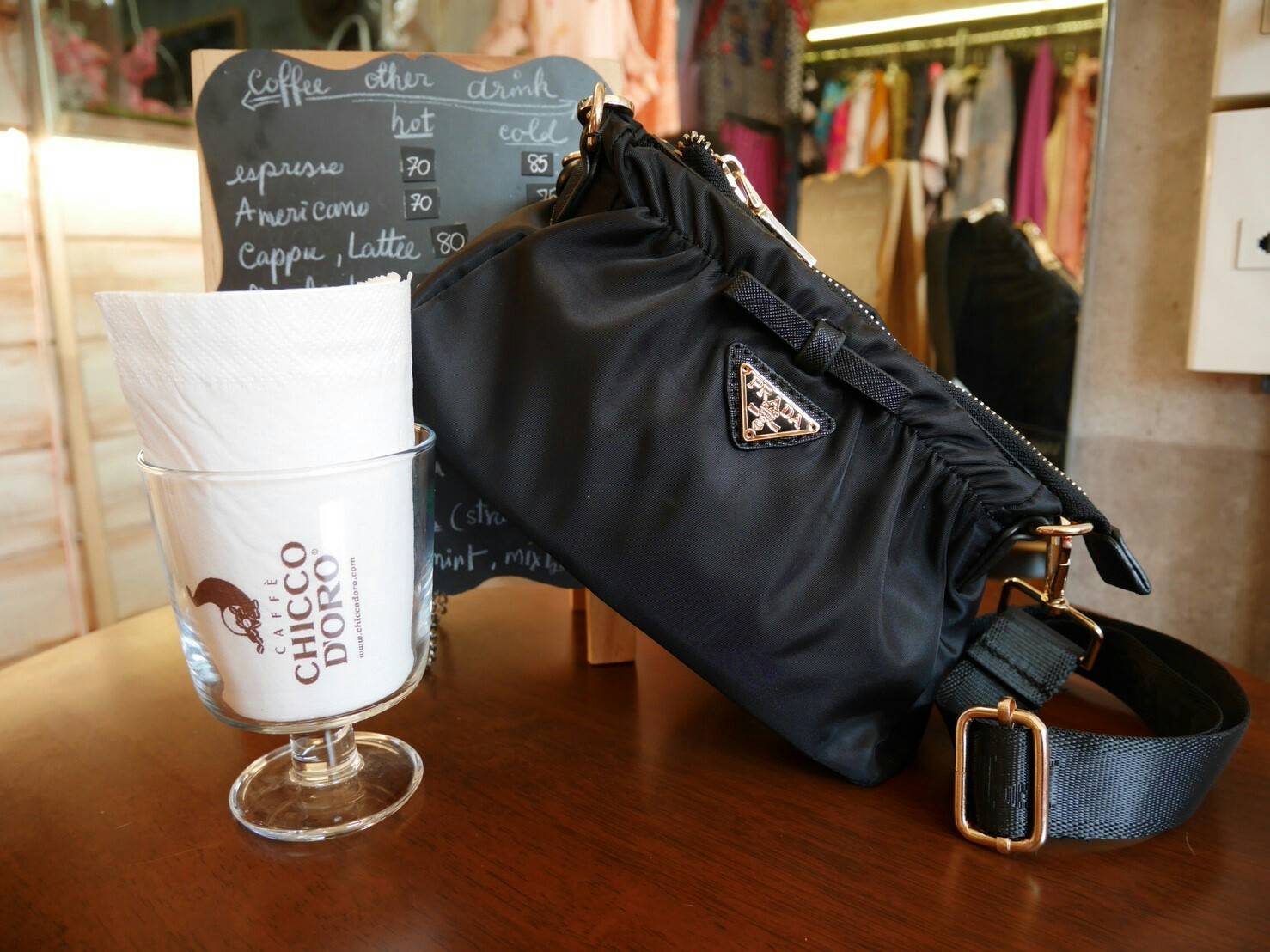 New arrival! งานไซส์น่ารัก จากงานพรีเมี่ยมกิ้ฟ เคาเตอร์ต่างประเทศ Prada มีมาให้จับจองคะ รุ่นยอดฮิตที่สาวๆตามหากัน ภายนอกจับจีบปากกระเป๋า ดีมาก วัสดุผ้าNyonกันน้ำ เปิด/ปิดด้วยซิป สามารถคล้องมือเกร๋ๆ หรือจะถือเป็นครัชก็ไฮโซไปอี้ก ภายในเย็บติดป้ายหนังแบรนด์