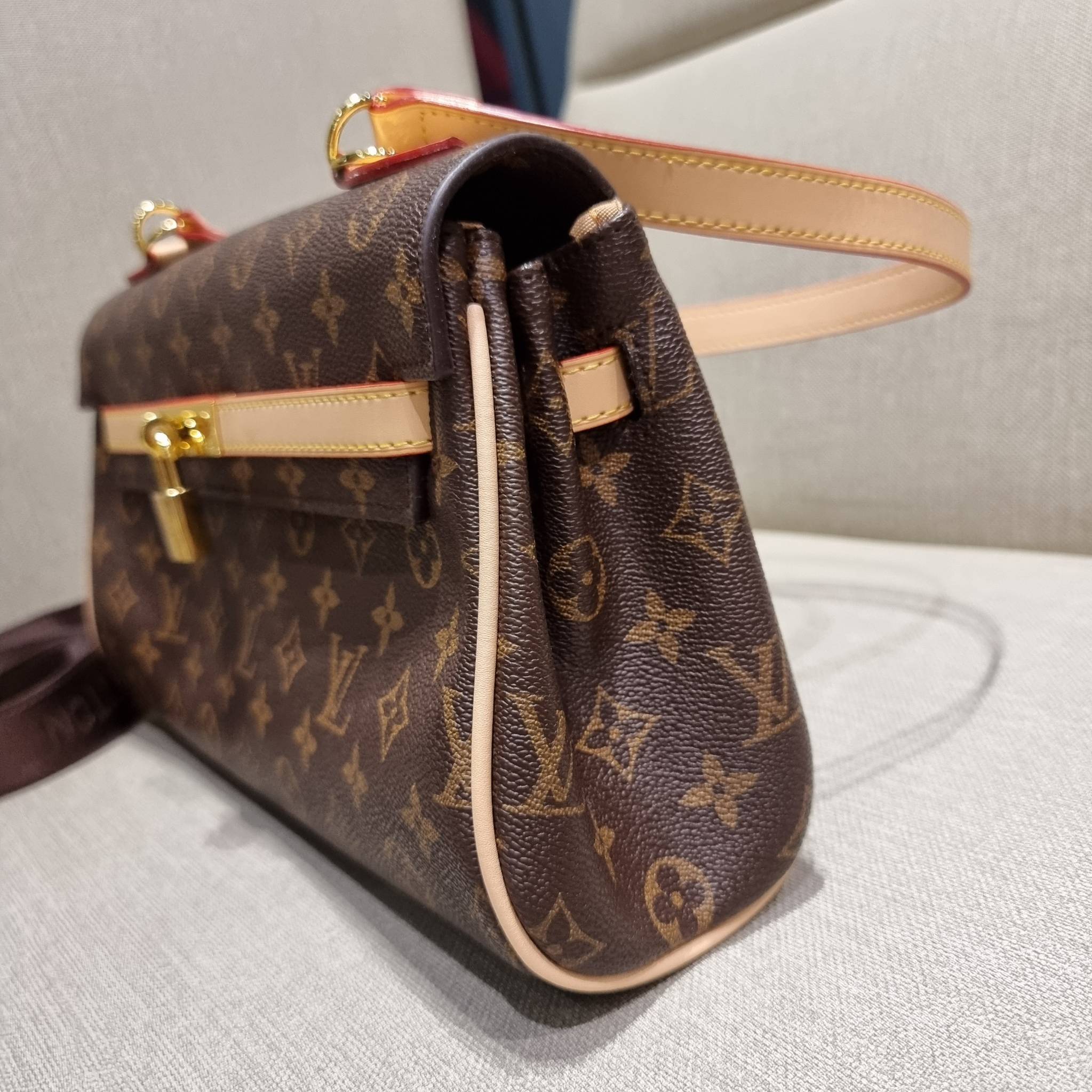 LV MONOGRAM SHOULDER BAG กระเป๋าสะพายทรงสวย ใบใหญ่กำลังดี รับรองว่าจุจริง ดีไซน์สายคาดตกแต่ง และปรับทรงได้ เพิ่มดีเทลให้กระเป๋าดูมีลูกเล่นขึ้น วัสดุหนังแคนวาส มาพร้อมหูจับในตัว และยังมีสายครอสสปอร์ตให้อีกเส้น เปิด-ปิดด้วยอะไหล่บิดล็อค ภายในโล่งกว้างมาก ใส