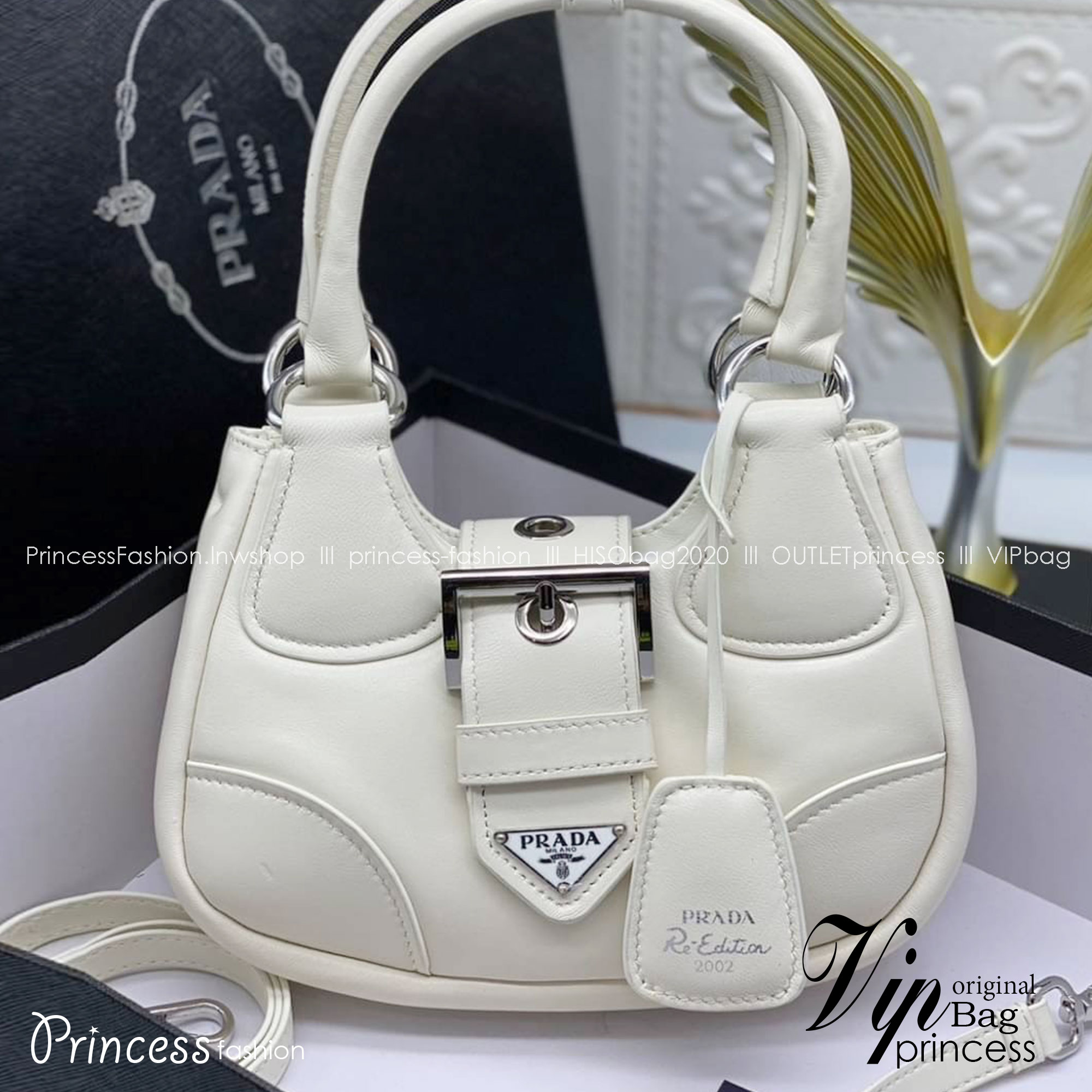 Prada Moon padded nappa-leather bag / PRADA LEATHER HANDBAG พร้อมส่งที่ไทย กระเป๋าสะพาย คอลที่ใครๆ เห็นก็ต้องรัก ขนาดกำลังน่ารัก ดีไซน์สวยดูแพง ด้วยวัสดุที่มีคุณภาพหนัง nappa สัมผัสดีงาม