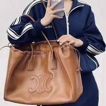 Celine cabas drawstring cuir triomphe in Smooth Calfskin / celine shopping bag เป็นกระเป๋าที่ดีไซน์คลาสสิก เรียบหรู ไม่ตกยุค โดดเด่นเพราะมีโลโก้อยู่ตรงกลาง ออกแบบมาให้ใส่ของใช้ในชีวิตประจำวัน ซึ่งคุณสามารถใช้เป็นกระเป๋าถือหรือสะพายไหล่ก็ล้วนเก๋และมีความคล