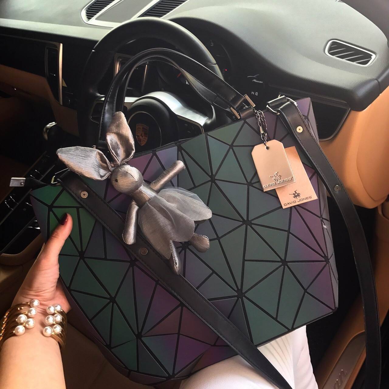 มาใหม่ สี Limited edition 🌈🌈 Rainbow color ( สีจะปรับเข้มอ่อนตามความสว่างของแสงค่ะ ) • สว่างมากจะเป็นสี Rainbow สว่างน้อยจะเป็นสีเทาเข้มค่ะ สดใสรับเดือนแห่งความรักกันด้วย กระเป๋าทรงสุดฮิตจากแบรนด์ David Jones ใบนี้ มาพร้อมกับน้องกระต่ายสีเ