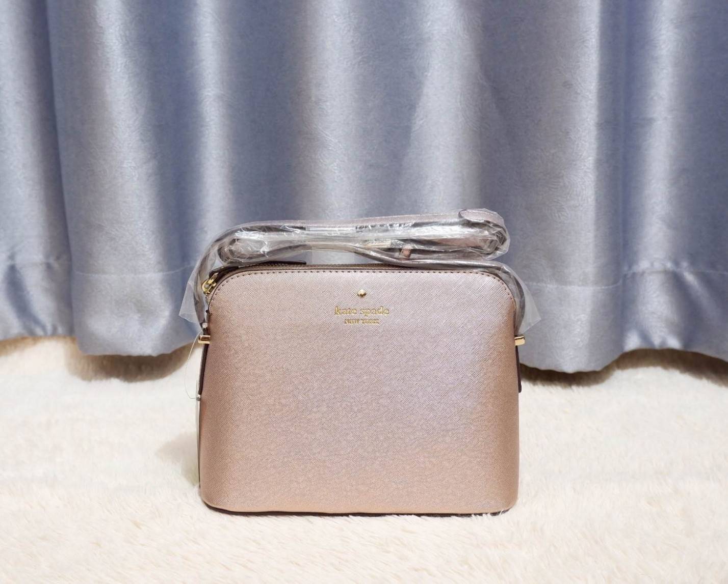 KATE SPADE CEDAR STREET MANDY แบรนด์ดังจากอเมริกาสุดฮิต กระเป๋าขนาดน่ารัก สะพายข้าง หนัง saffiano ภายในลายสวยเก๋สีทองเรียบหรู ทรงแข็งอยู่ทรง MUST HAVE!!