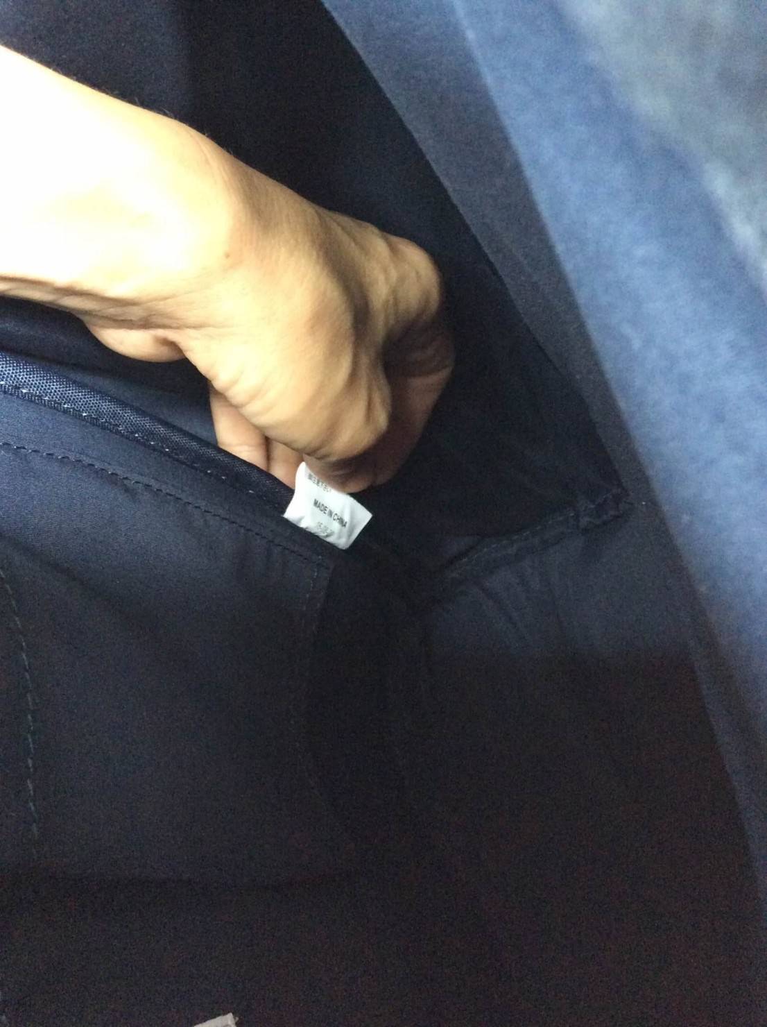 เป้ฮิตติดชาร์จกับ Anello รุ่น The emporium dark brown(limited edition) ขนาดมินิ กำลังดี วัสดุผ้าแคนวาสสลับหนัง polyester ปากกระเป๋ากว้างมีโครง มีตัวล้อคที่หูจับ ด้านหลังมีซิปสะดวกต่อการหยิบของภายใน ด้านข้างมีช่องทั้งสองข้าง กว้างจุได้เยอะ น้ำหนักเบา ดูแลร