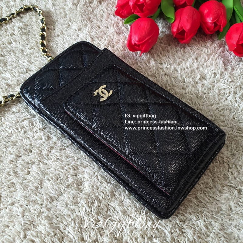 NEW ARRIVAL!! CHANEL VIP GIFT WOC BAG กระเป๋าสตางค์คล้องคอ/ Crossbody ที่กำลังมาแรงมาในตอนนี้ ตัวกระเป๋าเป็นกระเป๋าสตางค์หนังพียูลาย CAVIER **อะไหล่ทองทั้งใบ ด้านหน้าใส่ iphone+ ได้ เปิดปิดด้วยกระดุมแม่เหล็ก สามารถใส่บัตรได้อีก4ใบด้านใน พลิกมาด้านหลังมีช่