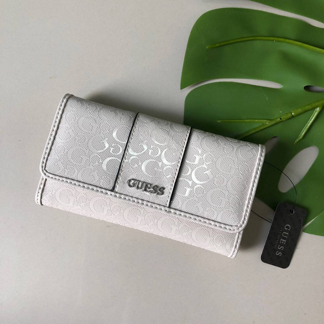 Guess long wallet กระเป๋าสตางค์ใบยาว ภายในมีช่องใส่ธนบัตร, บัตร, ช่องใส่รูป และช่องซิปใส่เหรียญด้านหลังค่ะ