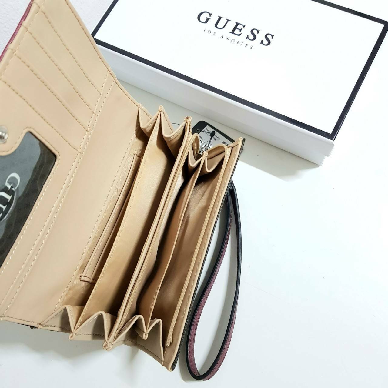Guess leather wallet กระเป๋าสตางค์ใบกลาง ด้านหน้าแต่งโลโก้แบรนด์โลหะสวยหรู แต่งสีตัดหนังลายสวย ภายในมีช่องใส่ธนบัตร เหรียญ บัตรต่างๆ ด้านหลังมีช่องซิป ปิดเปิดใช้งานสะดวก ถือถนัดมือ มีสายคล้องมือ สามารถถอดออกได้ ขนาดกำลังพอเหมาะ ดีไซร์สวยงาม รุ่นแนะนำ มาให