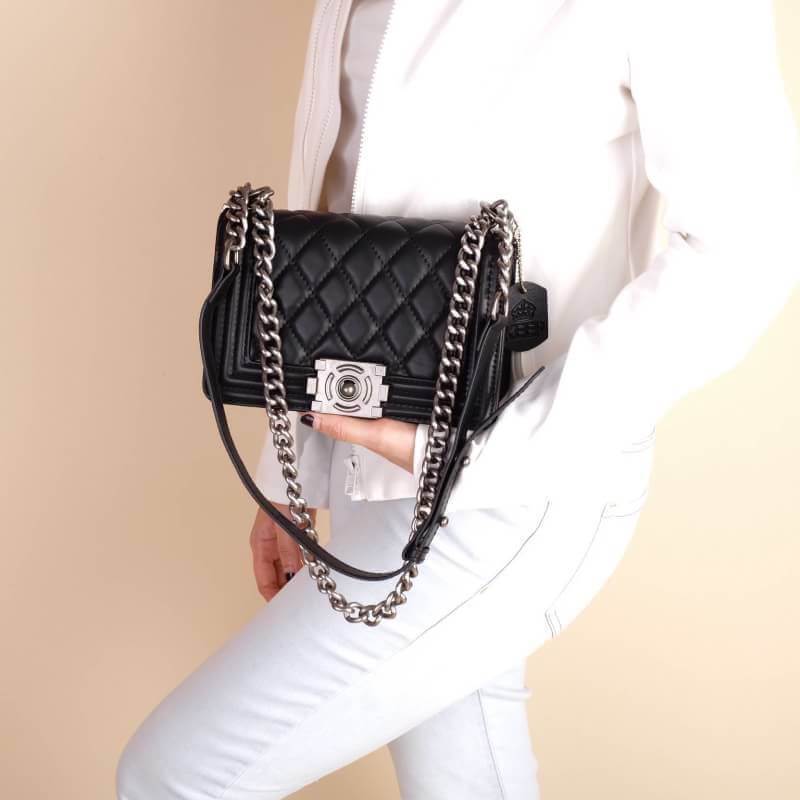 รุ่นขายดีที่สุด!!!! KEEP Quited Boy Bag กระเป๋า ทรง boy style KEEP LOOK Cool มากๆ เลยน๊าใบนี้ ไม่มีถือว่า Out มากๆ 💘ตัวกระเป๋าอยู่ทรง ทำจากหนังแกะสังเคราะห์นิ่ม-ตึงสวย สายโซ่ มีที่รองไหล่ สะพายสบายคะ สายปรับ สั้น ยาวได้คะ ใบนี้ ไม่ต้องพูดถึงความสว