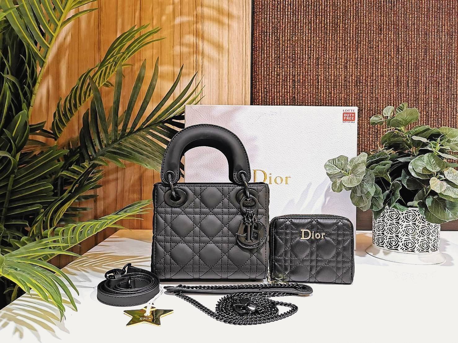 CHRISTIAN DIOR MINI BAG VIP GIFT WITH PURCHASE พรีเมี่ยมกิ้ฟรุ่น Limited สวยหรูดูดีอลังการเซตสุดคุ้มได้ทั้งกระเป๋าสะพายหนัง Calfskin + กระเป๋าสตางค์สั้น + Dior Gold Star ครบชุด ไอเท็มใหม่ล่าสุดน่าใช้น่าสะสม สินค้ามาพร้อมกล่องแบรนด์ จะซื้อใช้เองหรือมอบเป็น