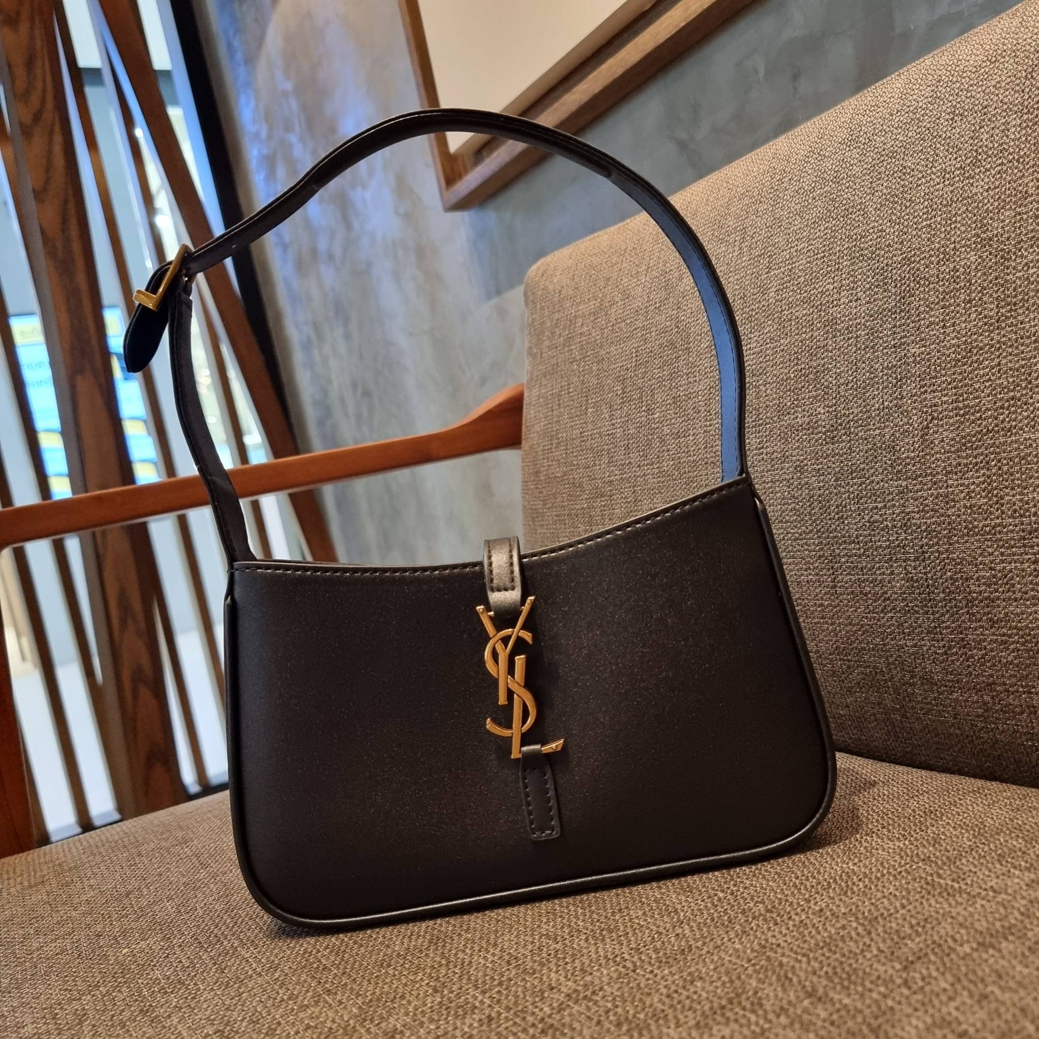 YSL LE 5 À 7 HOBO BAG IN SMOOTH LEATHER / Yves Saint laurent hobo bag กระเป๋าสะพายไหล่ ดีเทลหรู สวยครบทุกมุม ตอบโจทย์สาวๆทุกไลฟ์สไตล์ เพราะใช้งานได้ง่ายและสะดวก วัสดุหนังแท้ สัมผัสดีงาม น้ำหนักเบา ดูแพงที่สุด โดดเด่นด้วยโลโก้ สามารถเกี่ยวคล้องเพื่อล็อคปิด