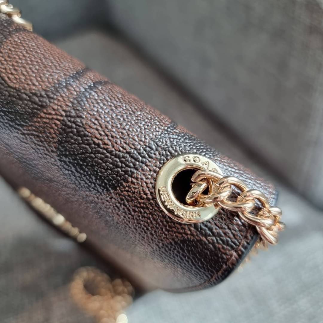 COACH NORTH/SOUTH PHONE CROSSBODY IN SIGNATURE CANVAS F55636 F39955 สุดคลาสสิคกับกระเป๋าสะพายเอนกประสงค์ Case phone ใส่โทรศัพท์มือถือได้ทุกรุ่น ดีไซน์ลายเอกลักษณ์ วัสดุหนังแคนวาสเคลือบลาย ฝาและภายในเป็นหนังสังเคราะห์เรียบ เปิด-ปิดด้วยกระดุม สายสะพายยาวประ