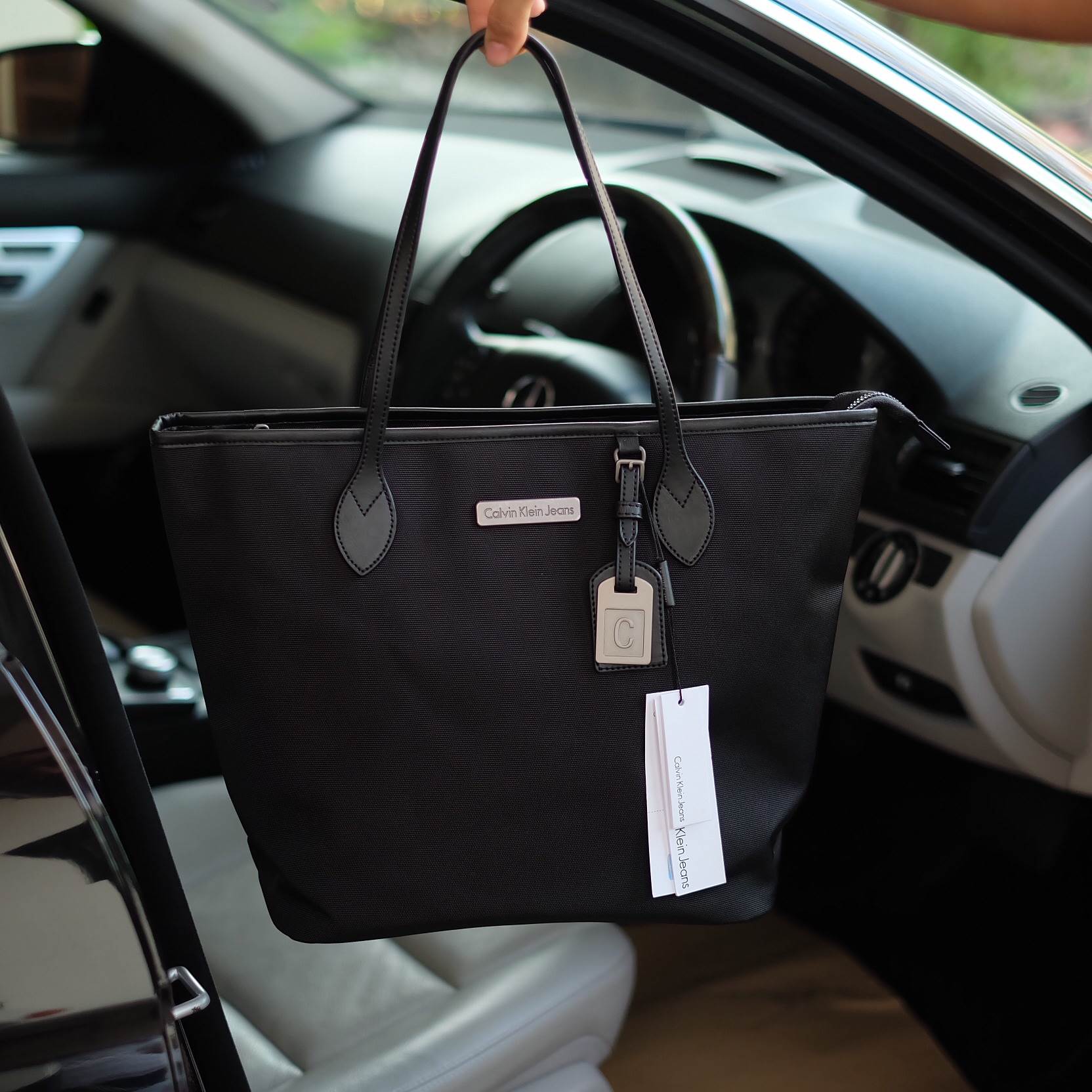 รุ่นหายาก !!! จากแบรนด์ Calvin Klein Jeans ตัวกระเป๋าหนัง Poly ester ลายหนังสวยมากๆคะ มาพร้อม ป้าย tag หนังแบรนด์ สวย เรียบ หรู รุ่นนี้ ขนาด วัดความยาว ปากกระเป๋า 40xวัดความยาวจากก้นกระเป๋า 30xสูง 30 xฐาน 15 cm.สายยาว 22cm. สะพายไหล่ได้สบายคะ