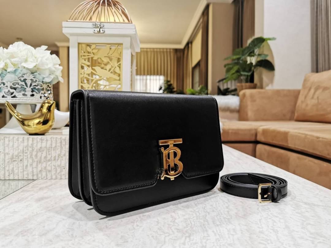 พรีเมี่ยมกิ๊ฟแท้ 100% 】BURBERRY FRAGRANCES CROSSBODY BAG VIP GIFT WITH PURCHASE (GWP) กระเป๋าสะพายพรีเมี่ยมกิ๊ฟ Limited Edition จากน้ำหอม BURBERRY DUTY FREE วัสดุ Calfskin หนังเรียบสวยอยู่ทรงดีไซน์ยอดนิยมประดับโลโก้แบรนด์ทองด้านหน้า