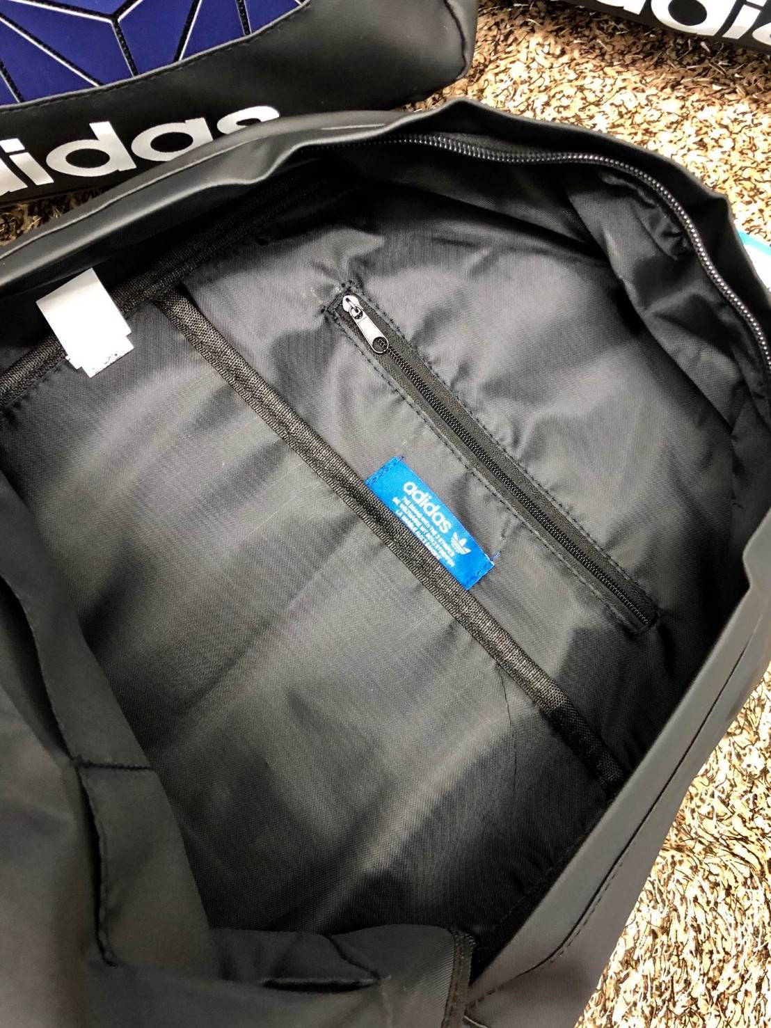 Adidas Originals 3D Backpack Restock! กระเป๋าเป้รุ่นหายากดีไซน์สุดฮิตสไตล์ ISSEY MIYAKE ใช้ได้ทั้งชายหญิง ขนาดกำลังดี น้ำหนักเบา ด้านหน้าประดับโลโก้แบรนด์ เปิดปิดด้วยซิปปั้มแบรนด์สะดวกใช้ หูจับถนัดมือ สายสะพายยาวเลื่อนปรับได้ Freesize ภายในมีโลโก้และช่องซ