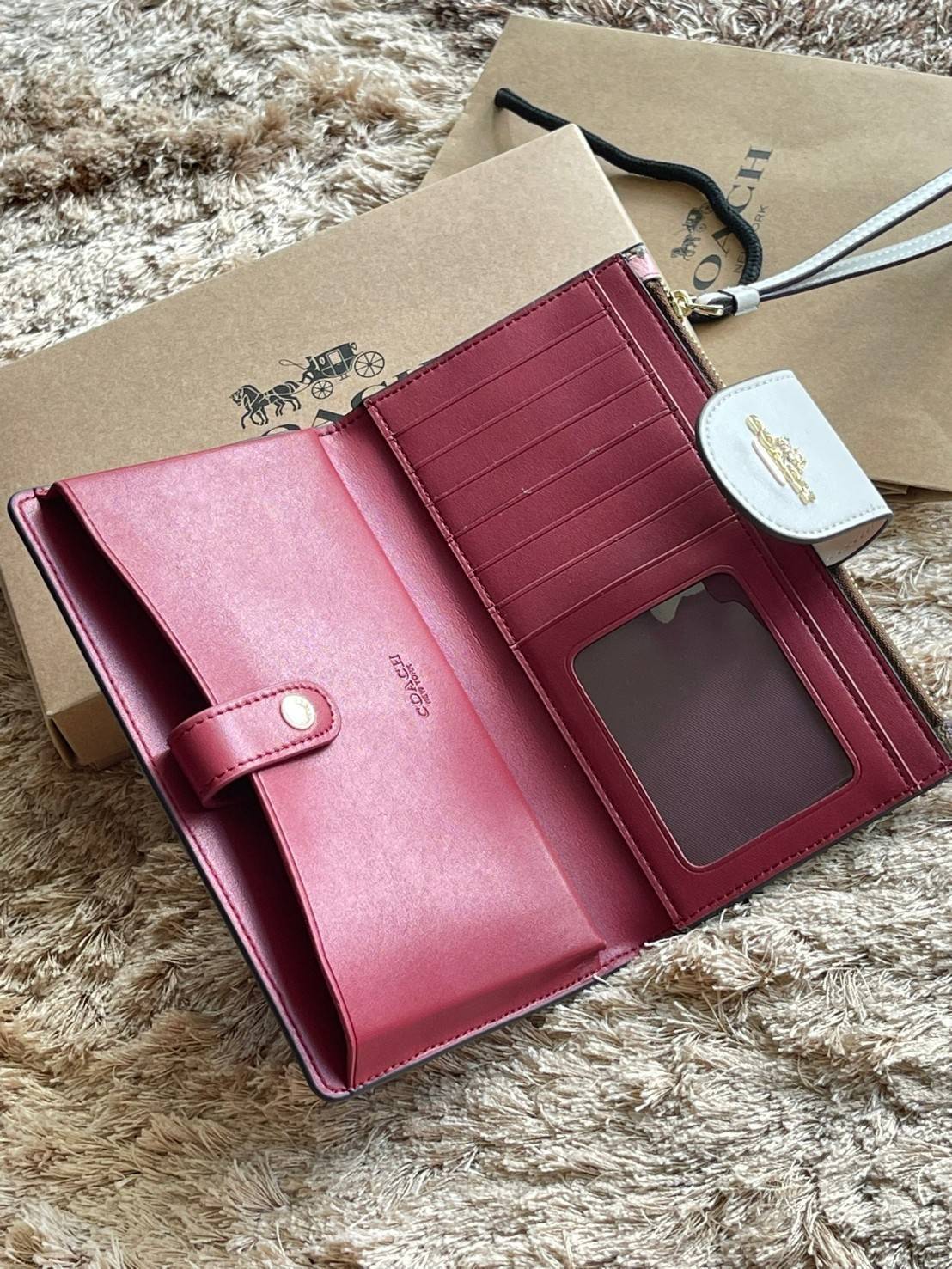 COACH TECH WALLET IN SIGNATURE CANVAS อีกหนึ่ง collection ของกระเป๋าสตางค์ที่ดีไซน์ทันสมัยให้ใช้งานได้แบบครบครัน เป็นกระเป๋าสตางค์ ที่มีช่องสำหรับใส่โทรศัพท์มือถือ ธนบัตร เหรียญ และบัตรต่าง ๆ ใช้งานแบบ2ด้าน เพิ่มความสะดวกสบายด้วยสายคล้องมือ ช่วยให้พกไปไหน