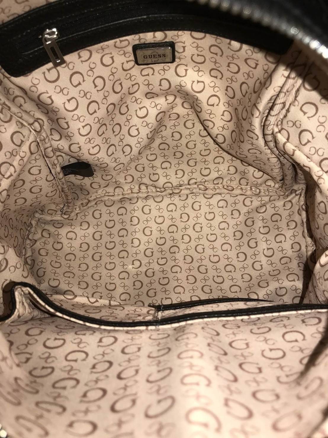 GUESS WOMAN'S FACTORY BACKPACK กระเป๋าเป้ขนาดกำลังดี วัสดุหนังแกะสังเคราะห์เนื้อนิ่ม น้ำหนักเบา มีหูหิ้ว เเละสายสะพายหลังเลื่อนปรับได้ ด้านหน้ามีโลโก้ และช่องซิป เปิดปิดด้วย ภายในกว้าง ใส่ iPad ได้ มากับราคาสุดคุ้มค่ะ