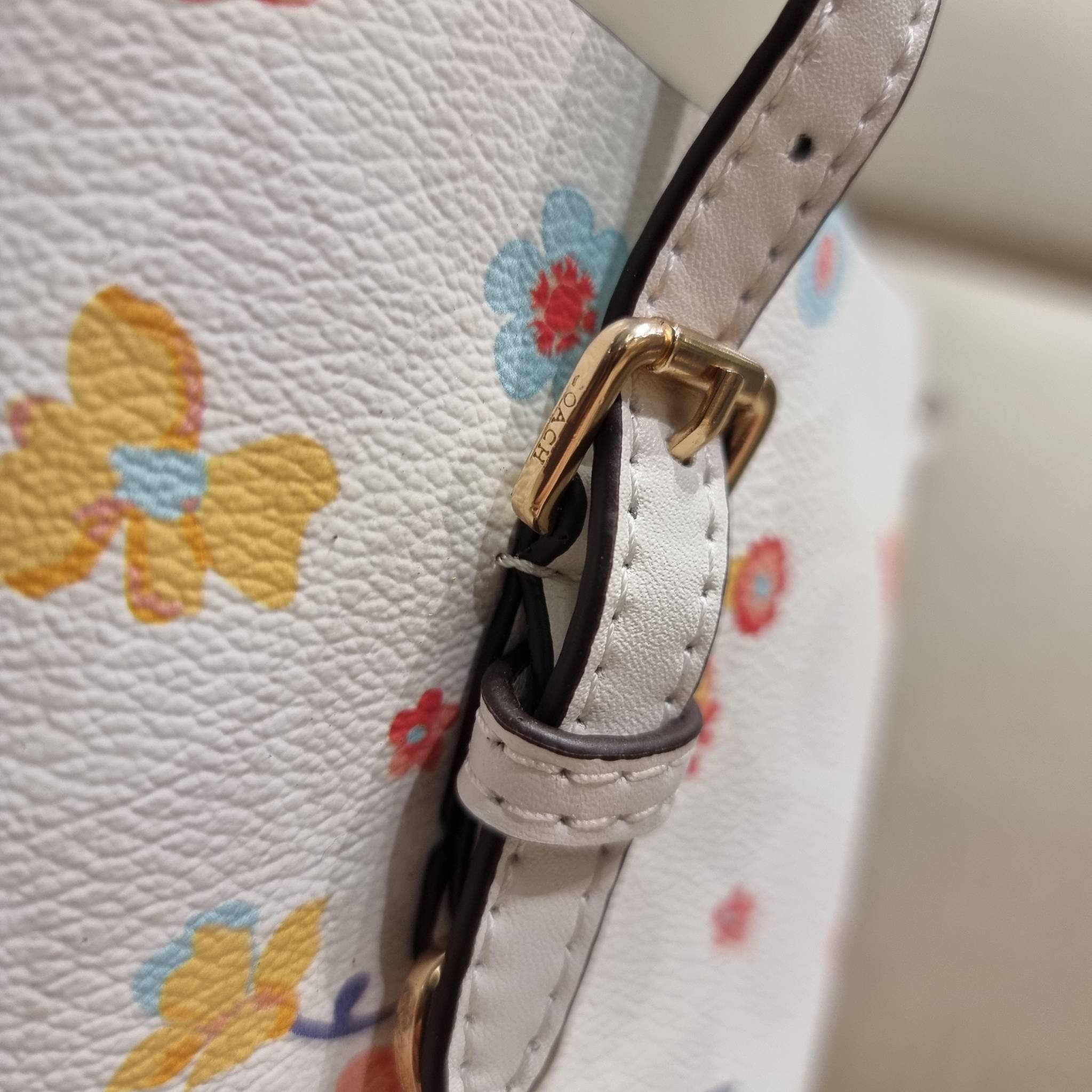 COACH C8612 MOLLIE TOTE 25 IN SIGNATURE CANVAS WITH MYSTICAL FLORAL PRINT คอลใหม่ล่าสุด ยังไม่เข้า shop ไทย สวยๆแบบไม่ต้องรอพรีฯให้ยาวนาน กับกระเป๋าโท้ทไซส์เล็กที่สาวๆต่างก็ต้องปักใจรัก สวยสมใจ ดีไซน์ลวดลายดอกไม้ คละเคล้าเต็มใบ ดูละมุน สดใส น่าใช้สุดๆ วัส