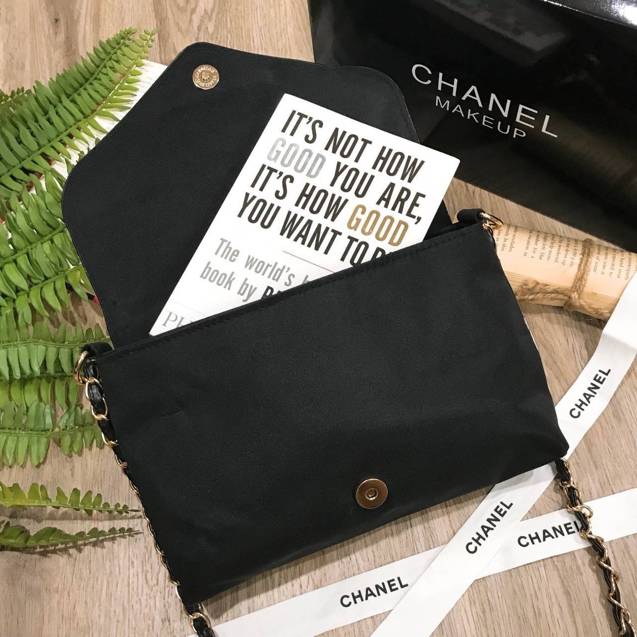 Chanel Envelope Cosmetic Bag With Chain VIP Gift With Purchase (GWP) VIP. gift แท้จาก Chanel Cosmetic Counter ดีไซน์รูปซองจดหมาย วัสดุ Nylon & Polyester 100% อยู่ทรงสวยอด้านหน้า ประดับโลโก้แบรนด์วิ๊งๆ สวยหรูดูดี เปิดปิดด้วยฝาปิด พร้อมซิปแบรนด์อะไหล่ทอง ซั