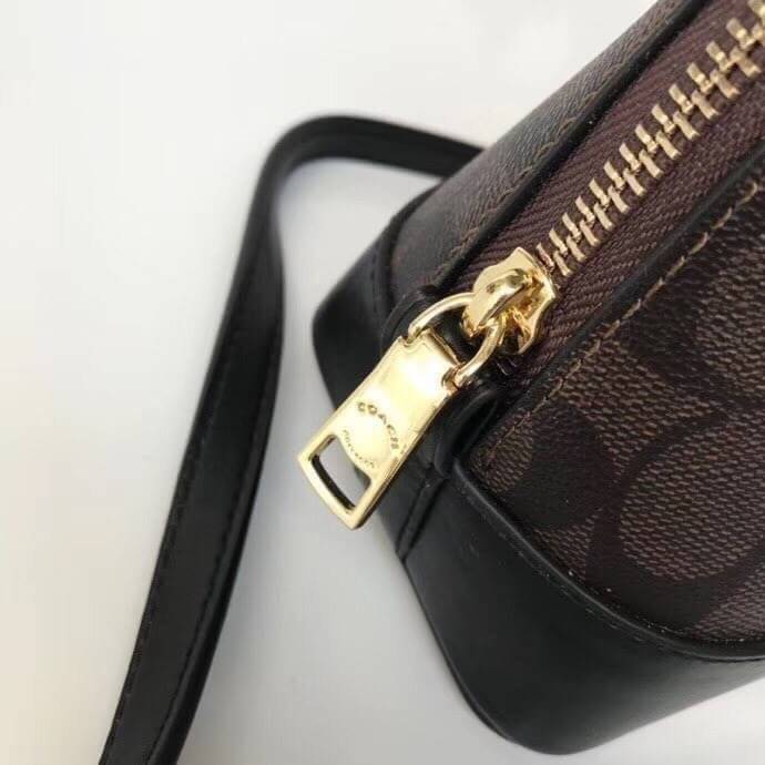 Coach Mini Sierra Signature กระเป๋าถือทรงโดม ภายในกว้างสามารถใส่กระเป๋าเงินเล็ก และมือถือได้ และยังมีช่องซิปเล็ก 1 ช่อง ด้านหลังมีกระเป๋าเล็กเก็บบัตร 1 ช่อง ใครยังไม่มีพลาดไม่ได้แล้วนะคะ