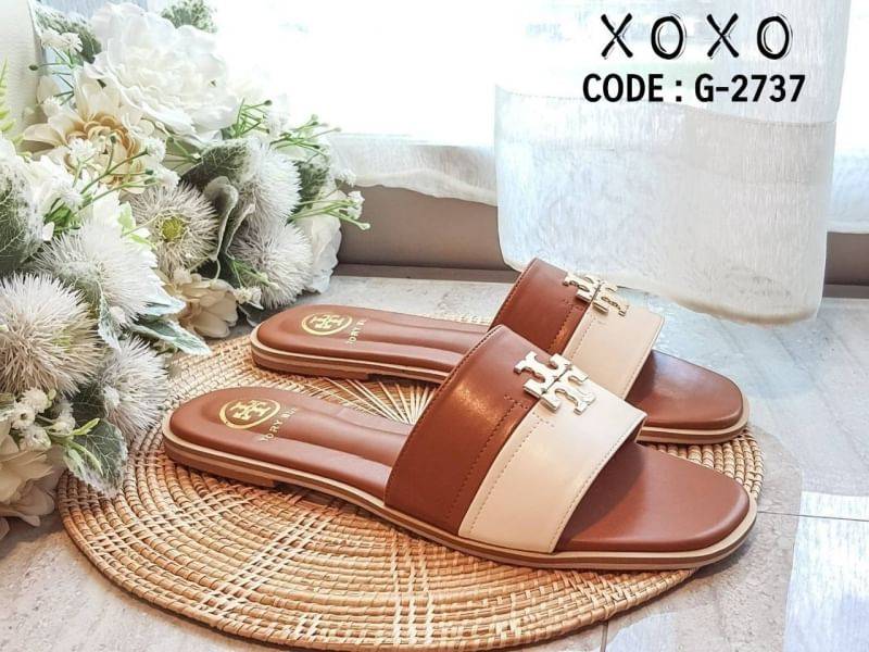 Tory Burch Sandels 2 Tone แตะสวม งานแบรนด์ วัสดุหนัง PU ตัดสี 2 tone ด้านหน้าว่างอะไหล่โลโก้แบรนด์ อย่างดี สีทอง เงาสวย โดดเด่น เรียบ หรู ดูแพงเกินราคา แมทส์ชุดง่าย น้ำหนักเบา