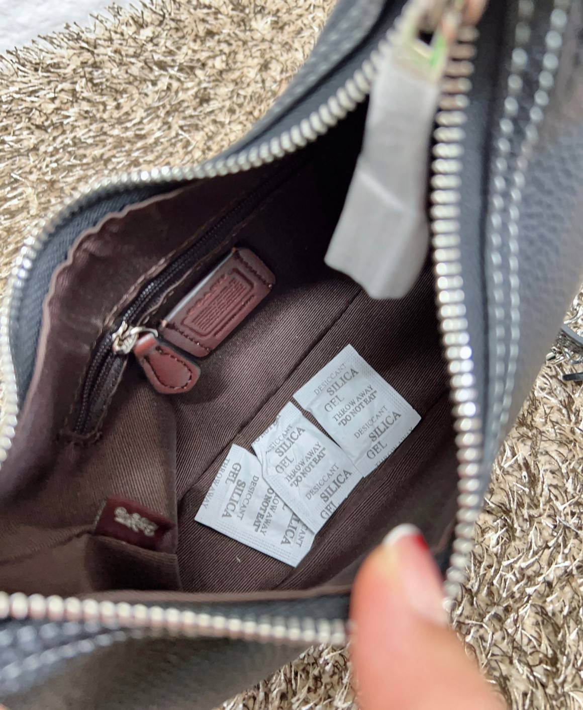 COACH CARMEN MINI CROSSBODY BAG กระเป๋ารูปทรงพระจันทร์โค้งมน น่ารักน่าใช้มากๆ!! เกรดท็อปออริ เกรดดีสุด สลับแท้ 1:1 ใช้ต่างประเทศได้