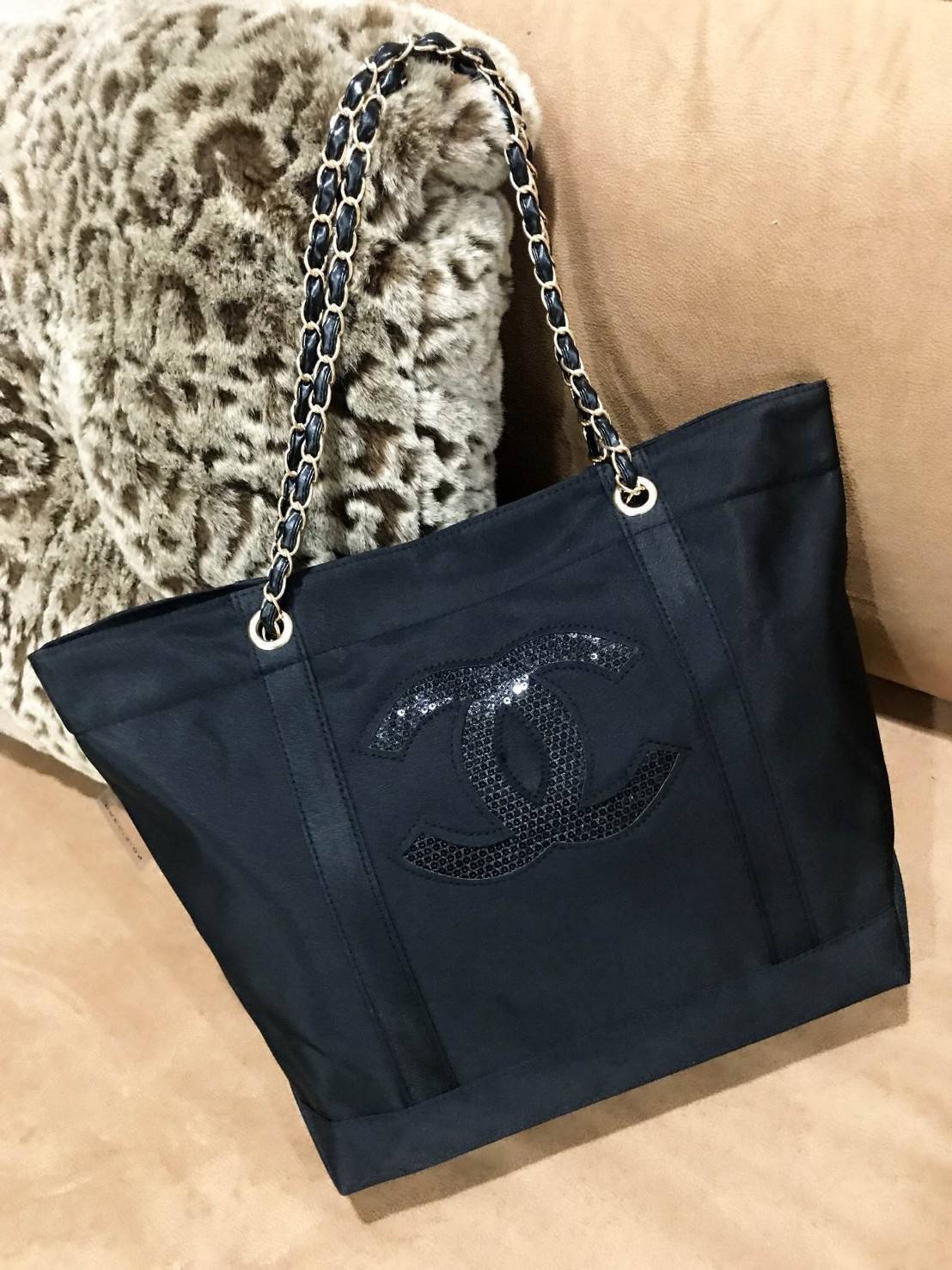 Chanel Beaute Black Sequin Shopping Bag VIP Gift With Purchase (GWP) กระเป๋าสะพายทรง Shopping VIP. gift & Limited Edition ของแท้นำเข้าจากเคาน์เตอร์ Chanel Beaute ใบใหญ่กำลังดี ประดับเลื่อมสีดำ โลโก้ CC ทั้ง 2 ด้าน เปิดปิดด้วยกระดุมแม่เหล็ก มาพร้อมสายโซ่ทอ